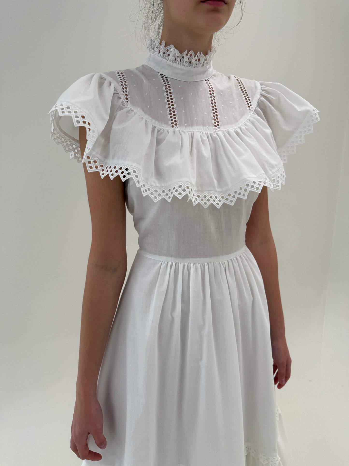Rochie vintage spectaculoasă maxi cu broderie manuală și talie ultra înaltă