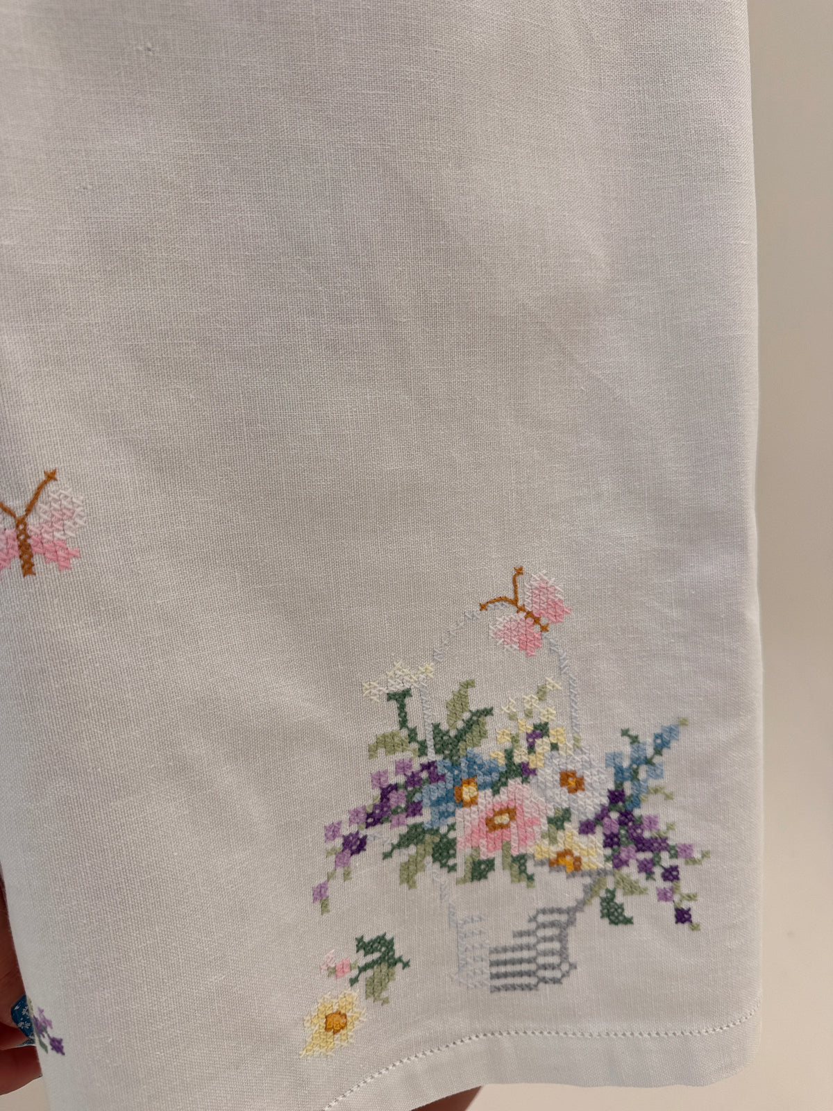 Set din in excepțional cu broderie manuală delicată colorata și fustă maxi