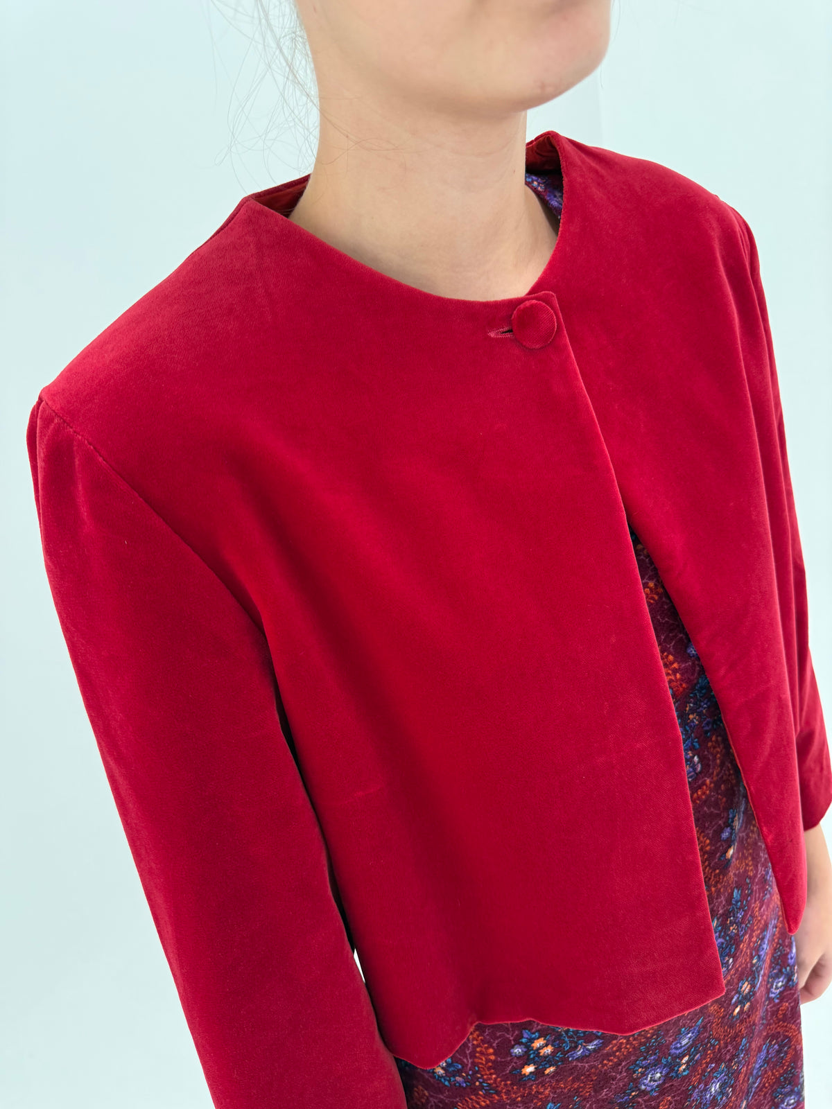 Sacou cherry red din catifea în croi boxy tip bolero super revenit în trend