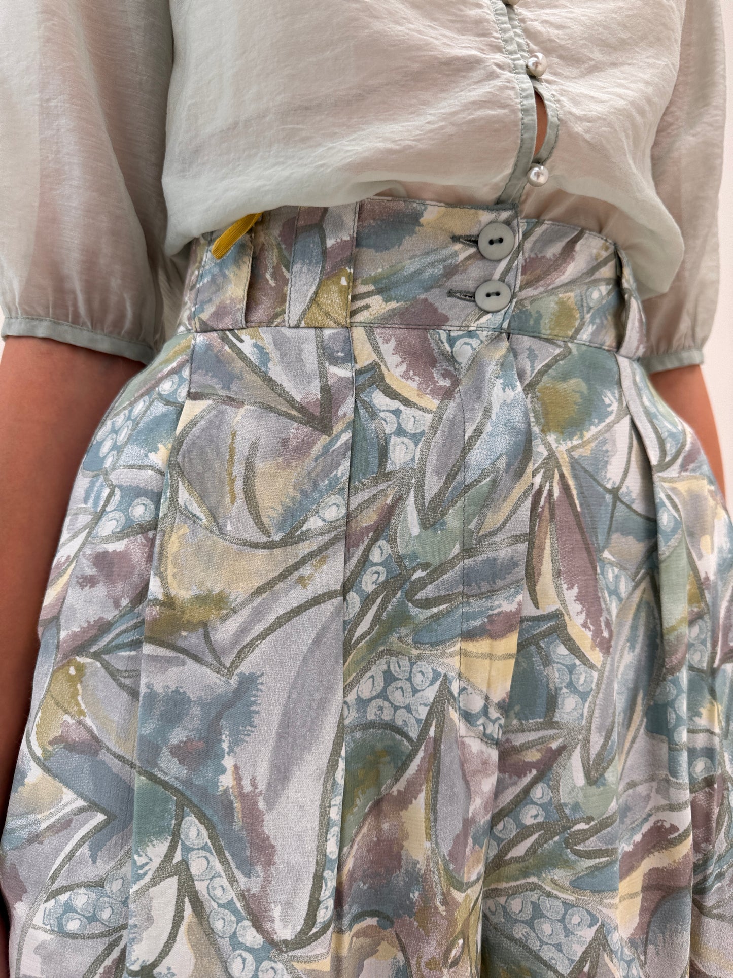 Pantaloni vintage super vaporoși în culori pudrate și talie ultra înaltă