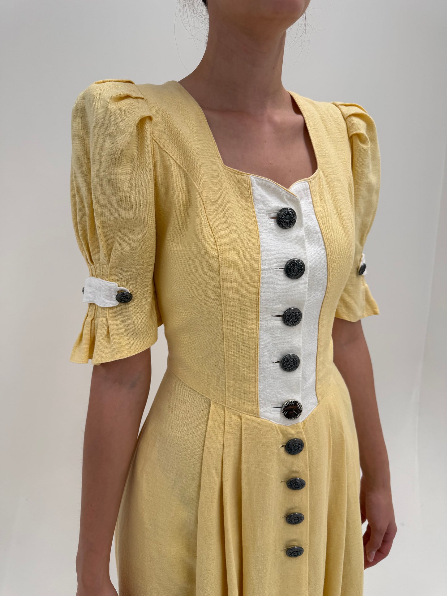 Rochie maxi vintage butter yellow din pânză grea de in cu corsaj și mâneci bufante