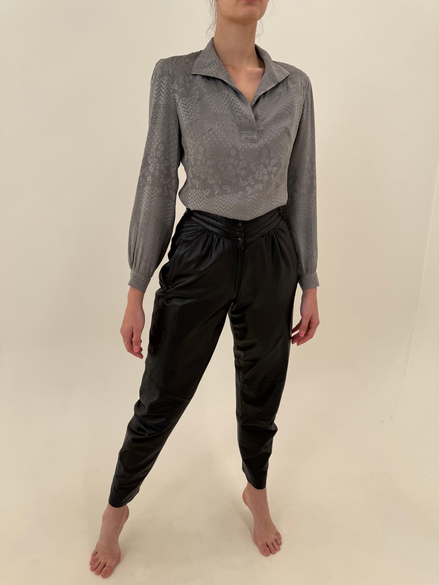 Pantaloni din piele naturală mănușă cu talie ultra marcată în croi elaborat