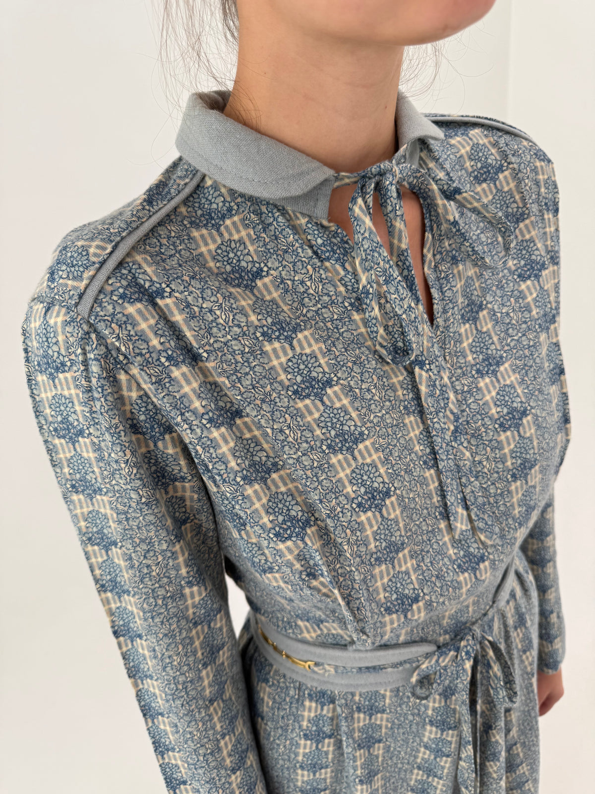 Rochie vintage camel cu centura cu aplicații metalice în stil Gucci și print baby blue