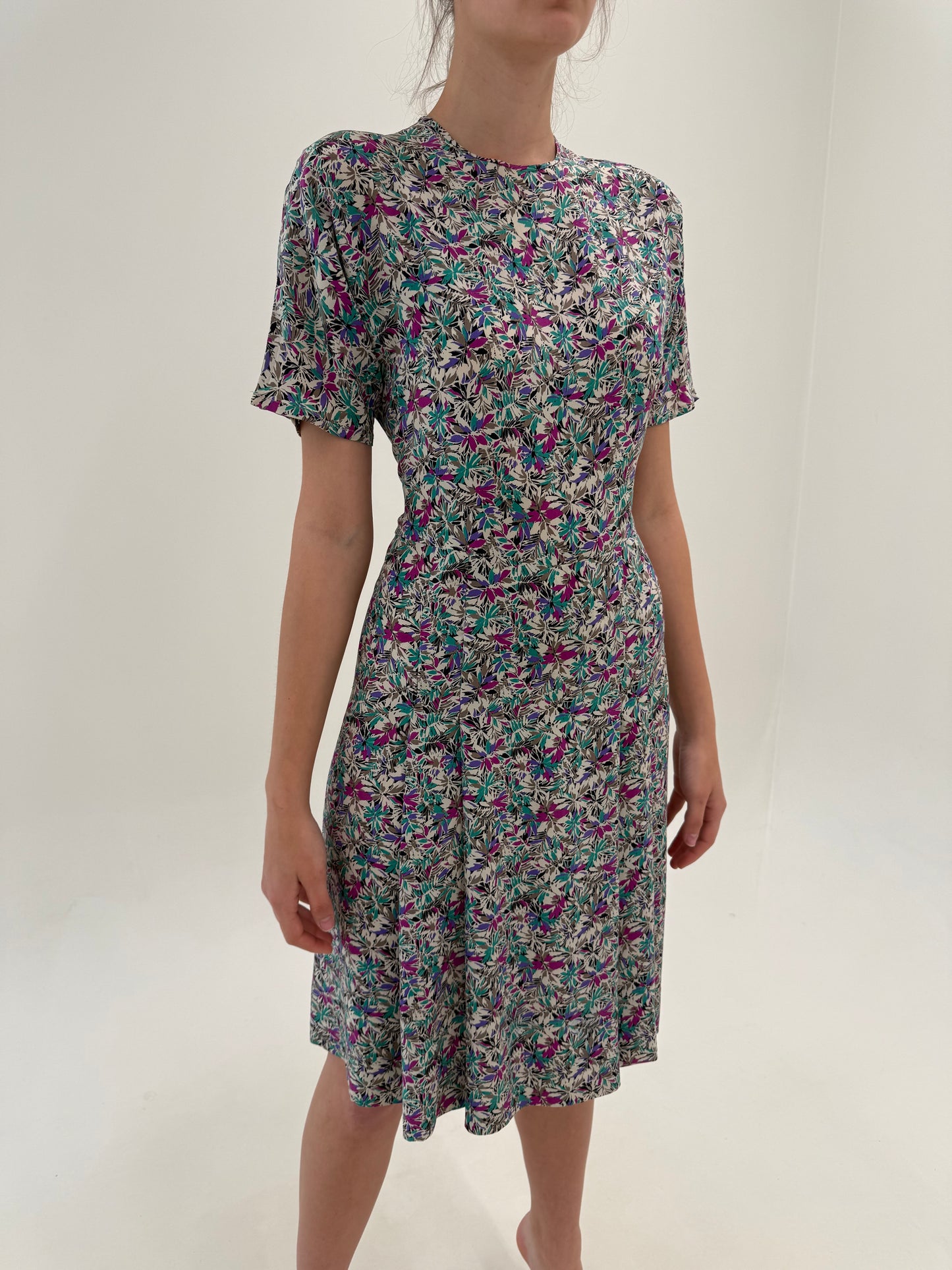 Rochie vintage midi din mătase naturală cu fustă plisată în croi ușor cambrat