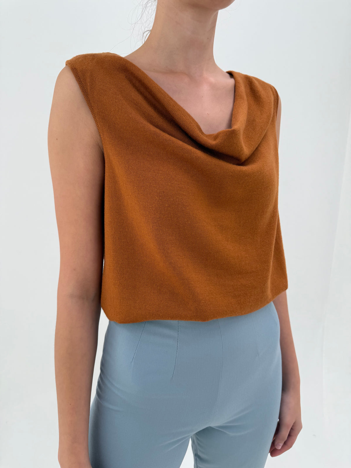 Top caramel luxury Les Copains din lana extrafina cu decolteu drapat beteau