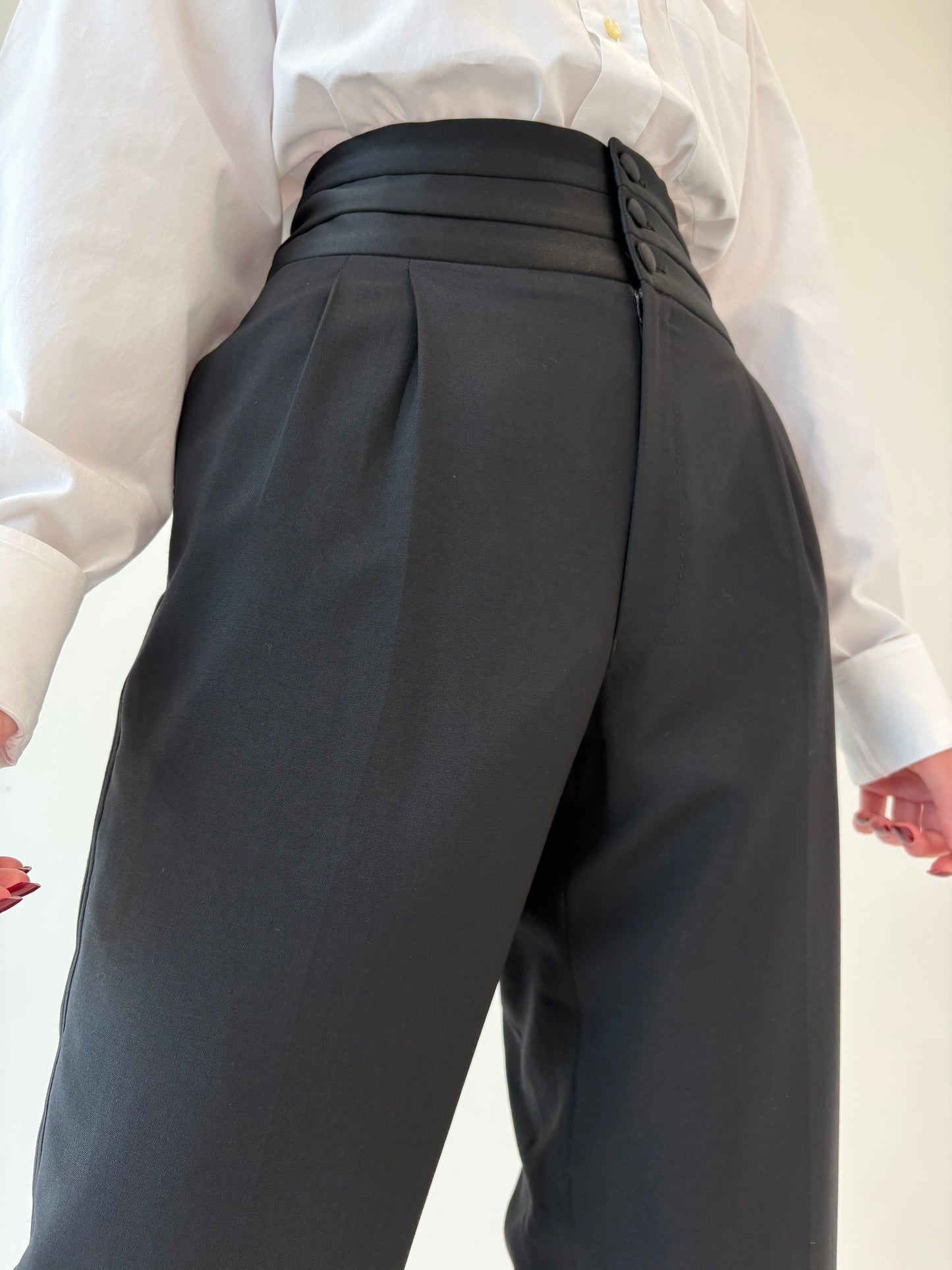 Pantaloni de ceremonie cu talie satinata plisată si vipușca