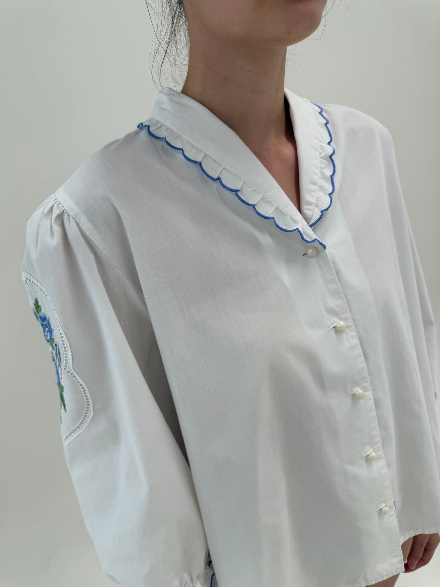 Cămașa vintage din pânză cu broderie superba baby Blue și mâneci bufante