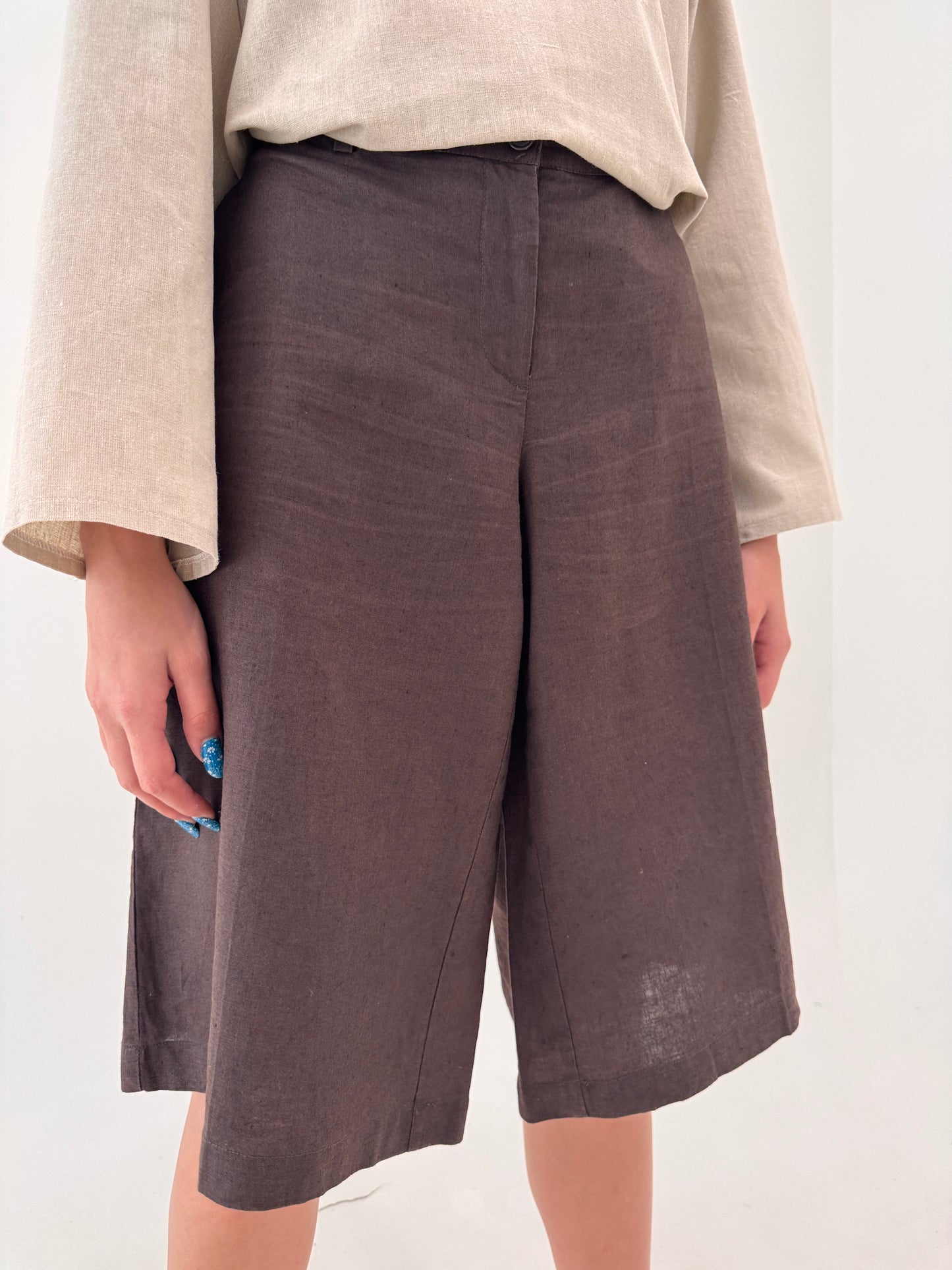 Pantaloni midi chocolate brown din pânză de in în croi actual