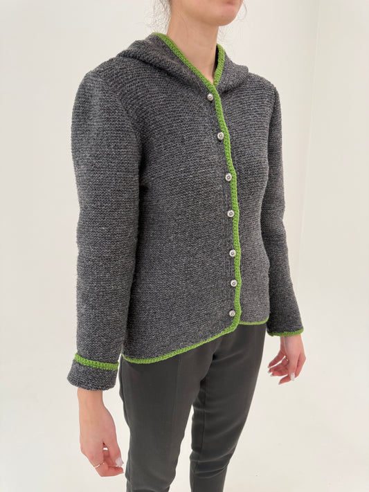 Jacheta tall din lana cu glugă și nasturi metalici argintii cu paspoal verde crud