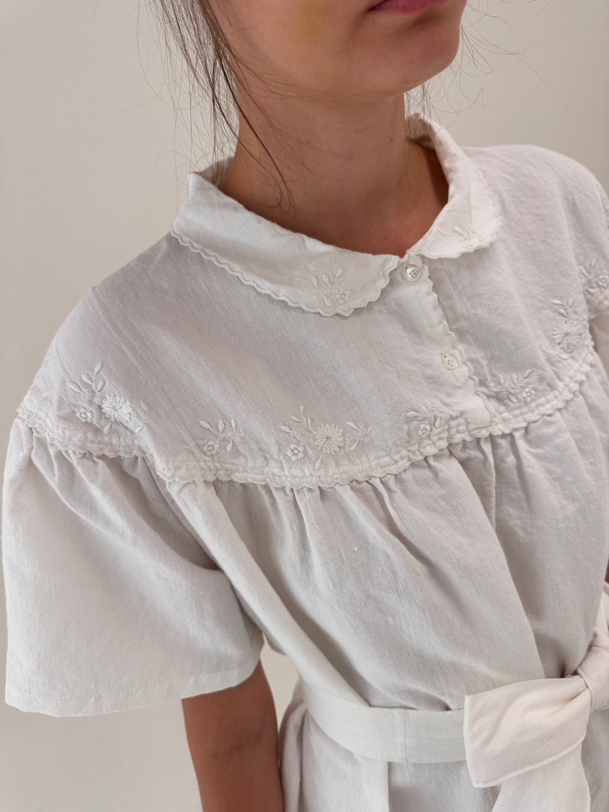 Rochie maxi din pânză excepțională de in cu broderie manuală delicată și cordon