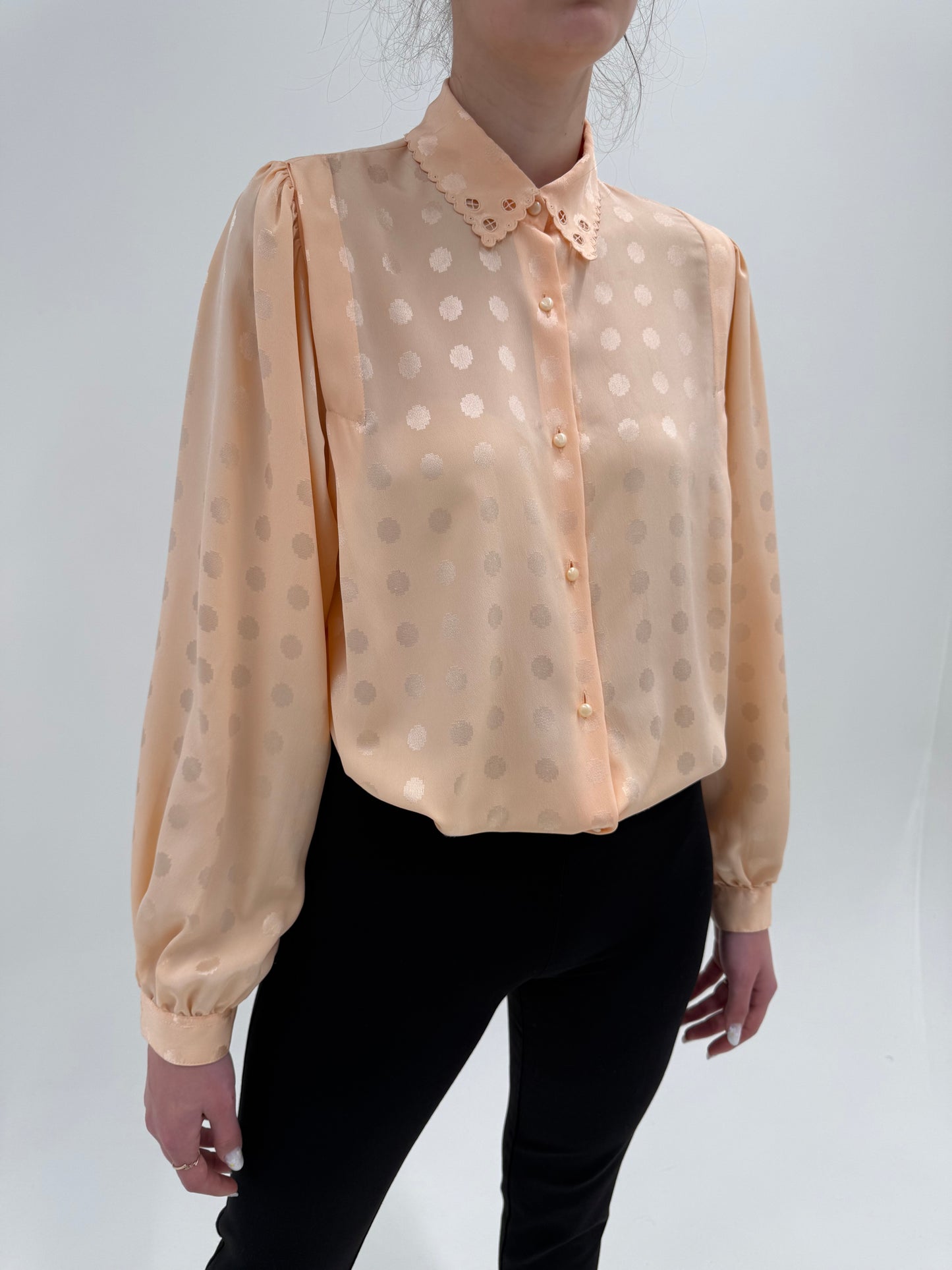 Cămașa light peach din mătase naturală texturată cu buline în croi chic