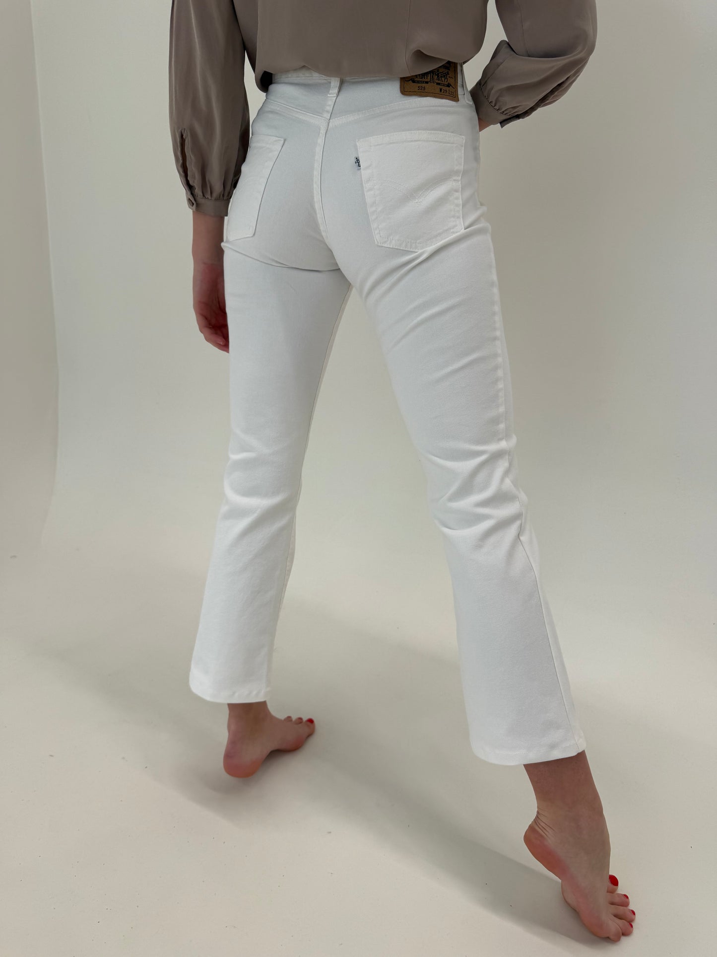 Jeans Levi’s 525 clasic fit albi ultra confort ușor modelatori