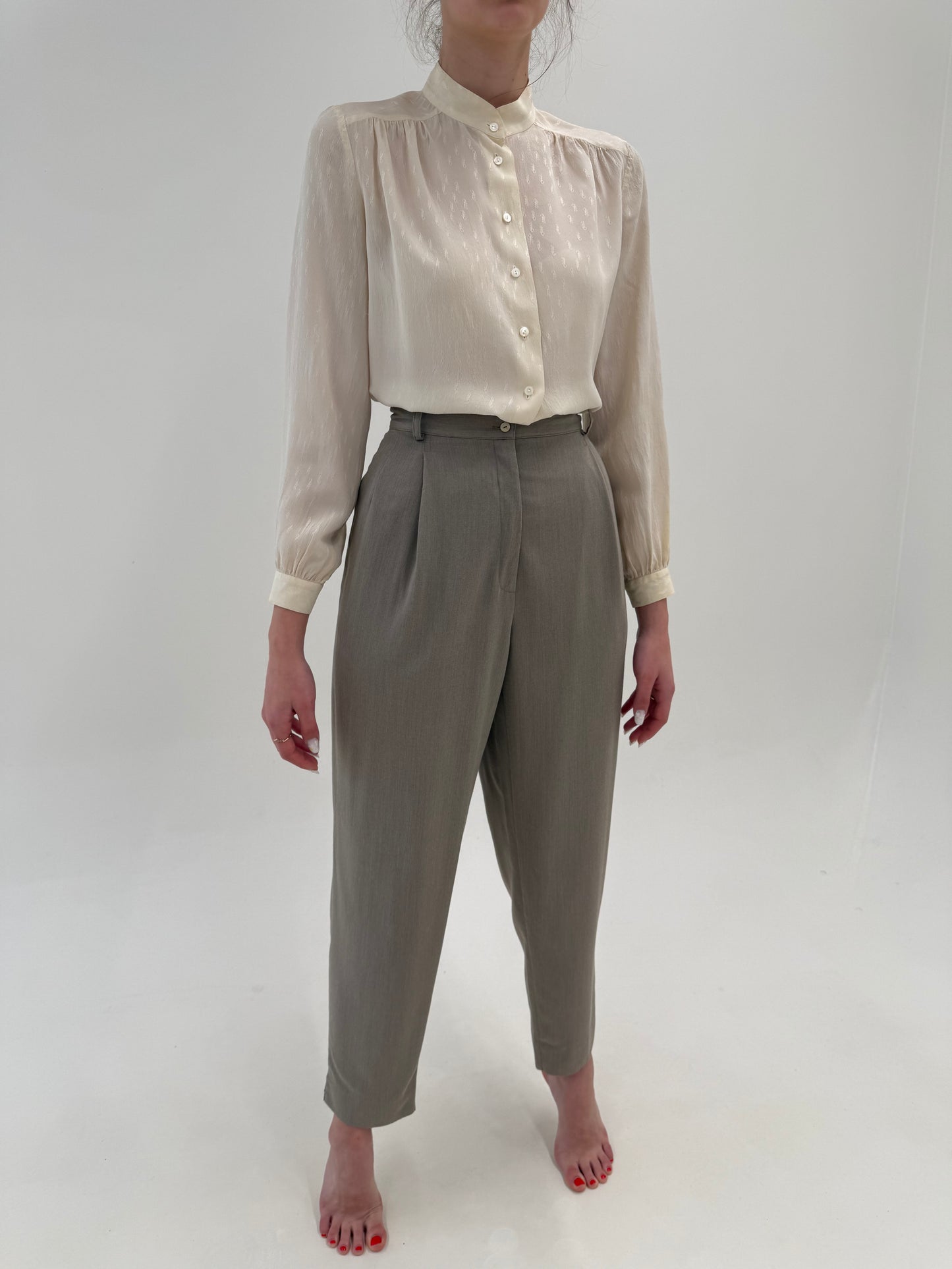 Pantaloni cu talie ultra înaltă și pense warm gray din stofita de vară