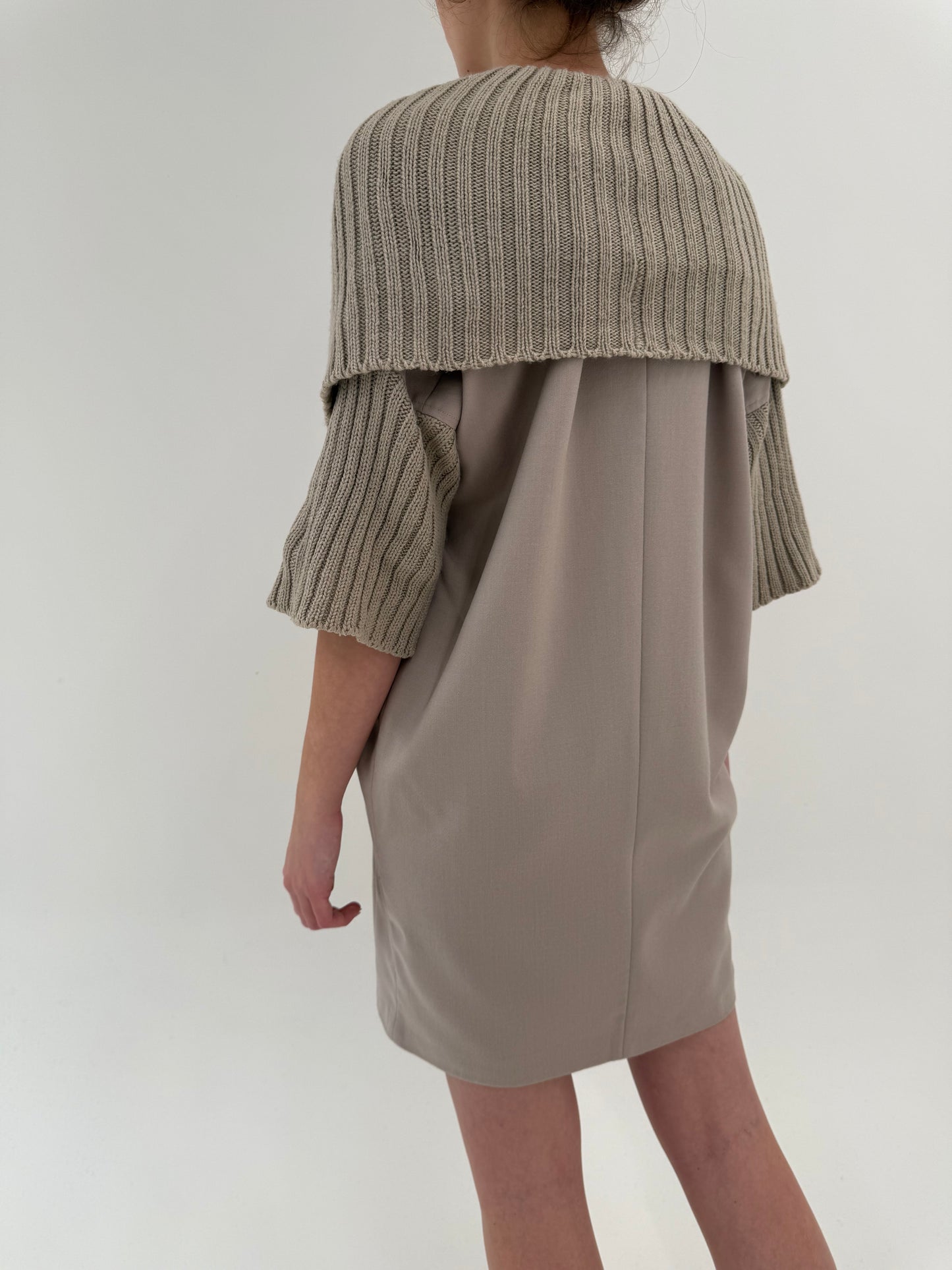 Rochie grej din stofita și tricot de lana extrafina în croi ovoidal