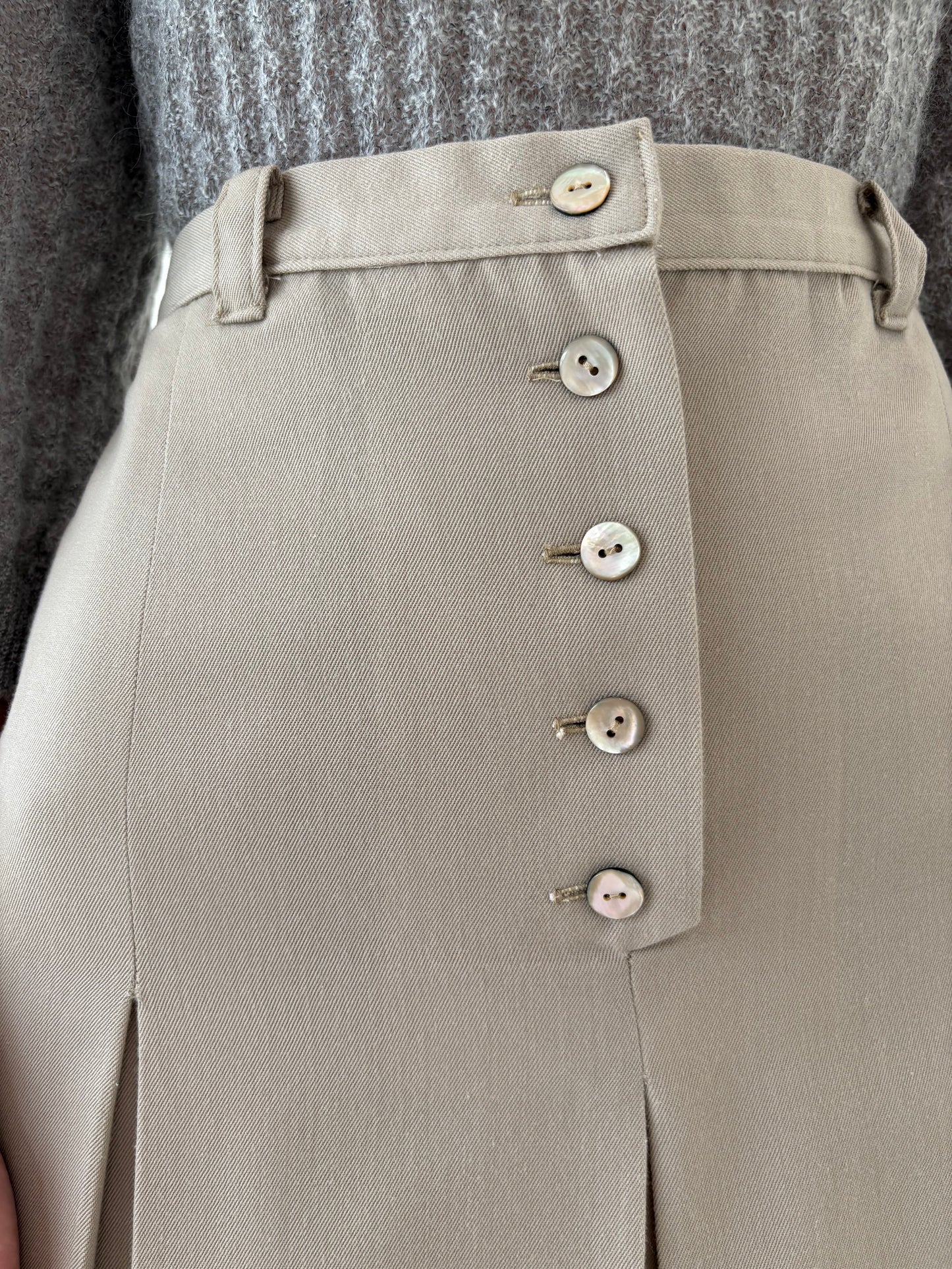 Fustă light nude plisată cu buzunare și talie ultra înaltă din lana extrafina