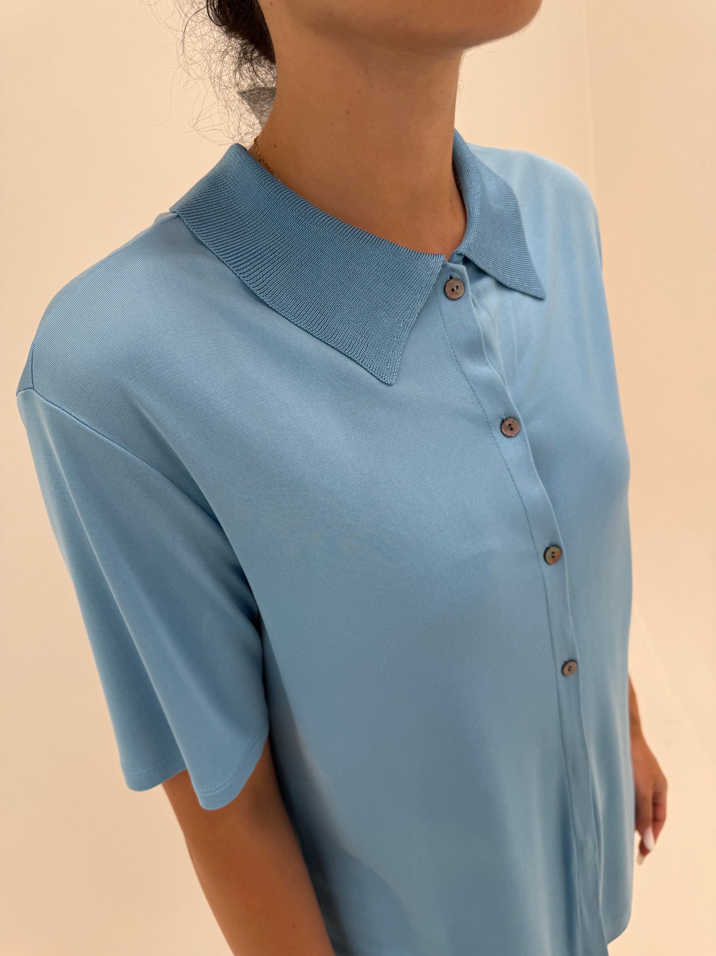 Top polo baby blue de grand luxury Les Copains din jerse de mătase naturală