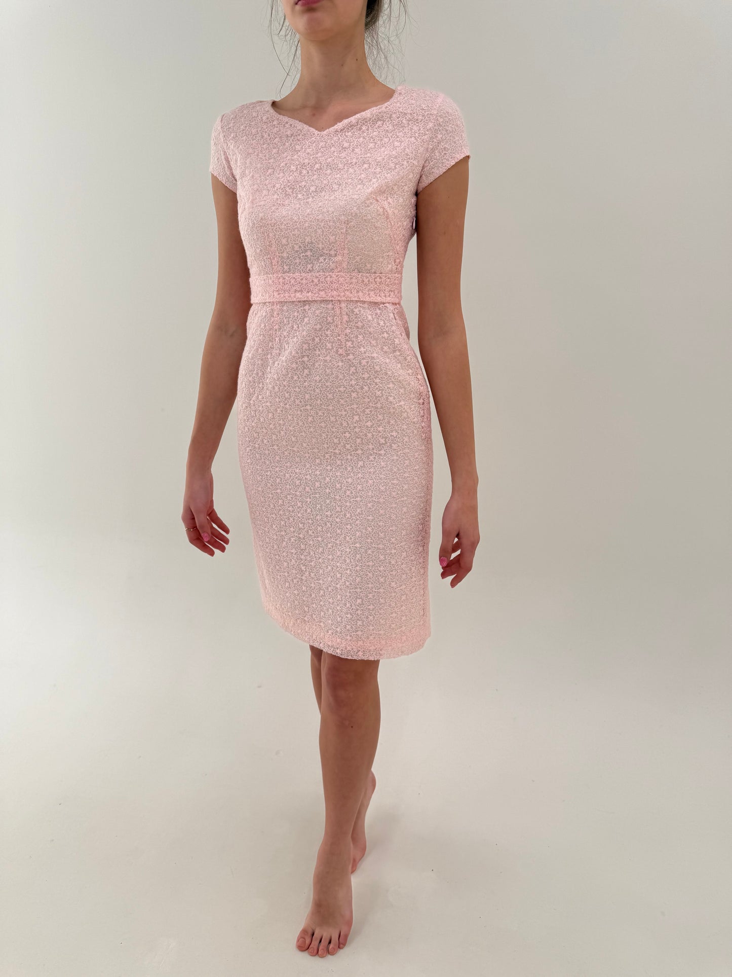 Rochie vintage roz pudrat din organza integral brodată si talie ultra înaltă marcată