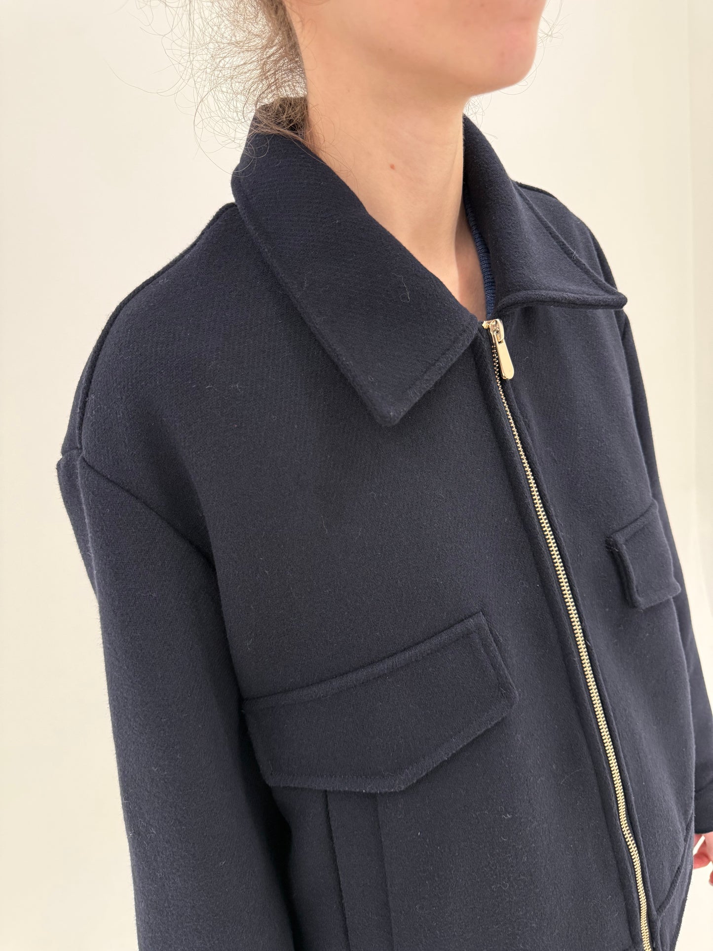 Jacheta în croi actual din stofă ușor structurată din mix de lana în croi lejer