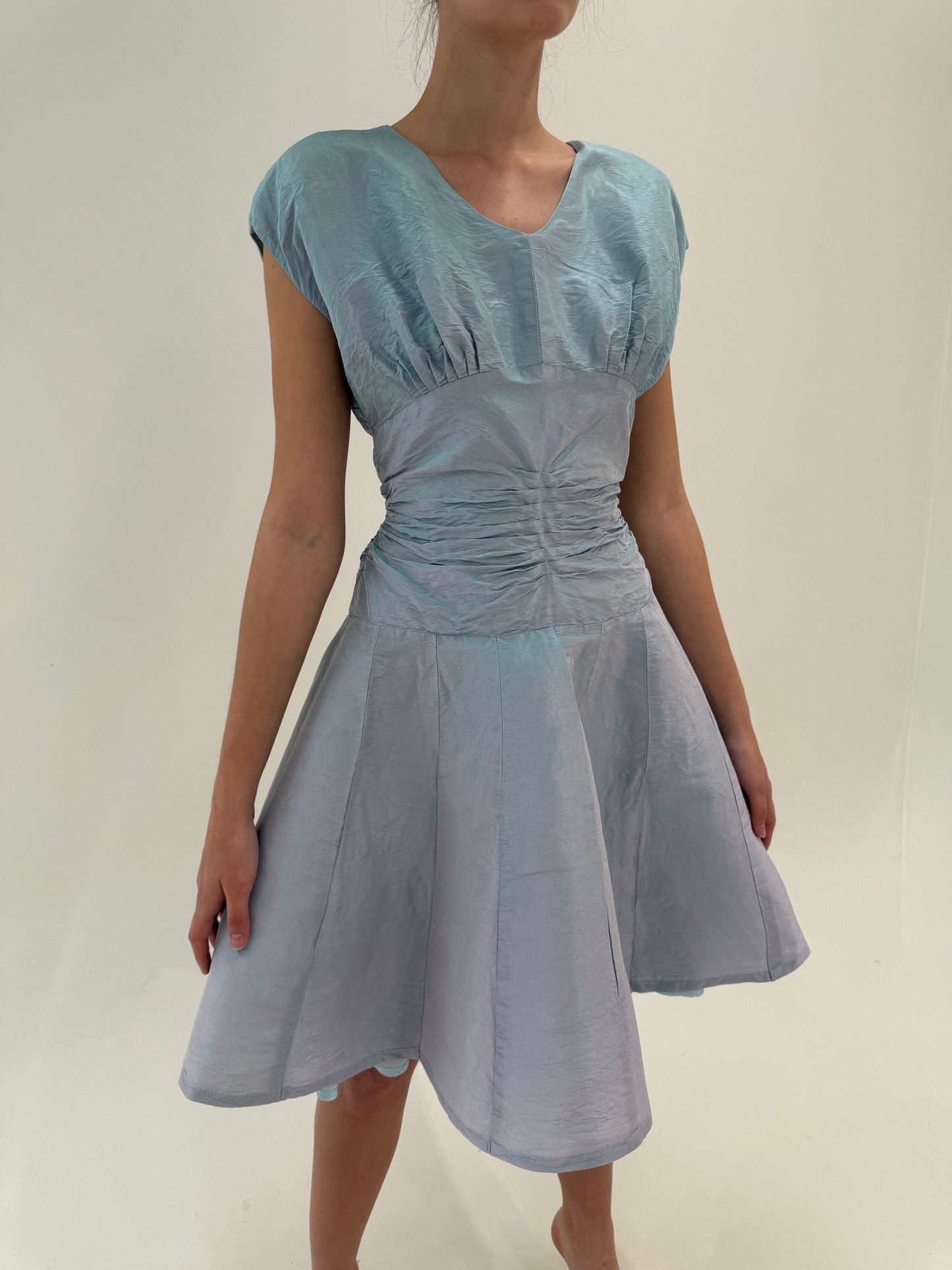 Rochie spectaculoasă din mătase naturală perlata cu ținuta baby blue