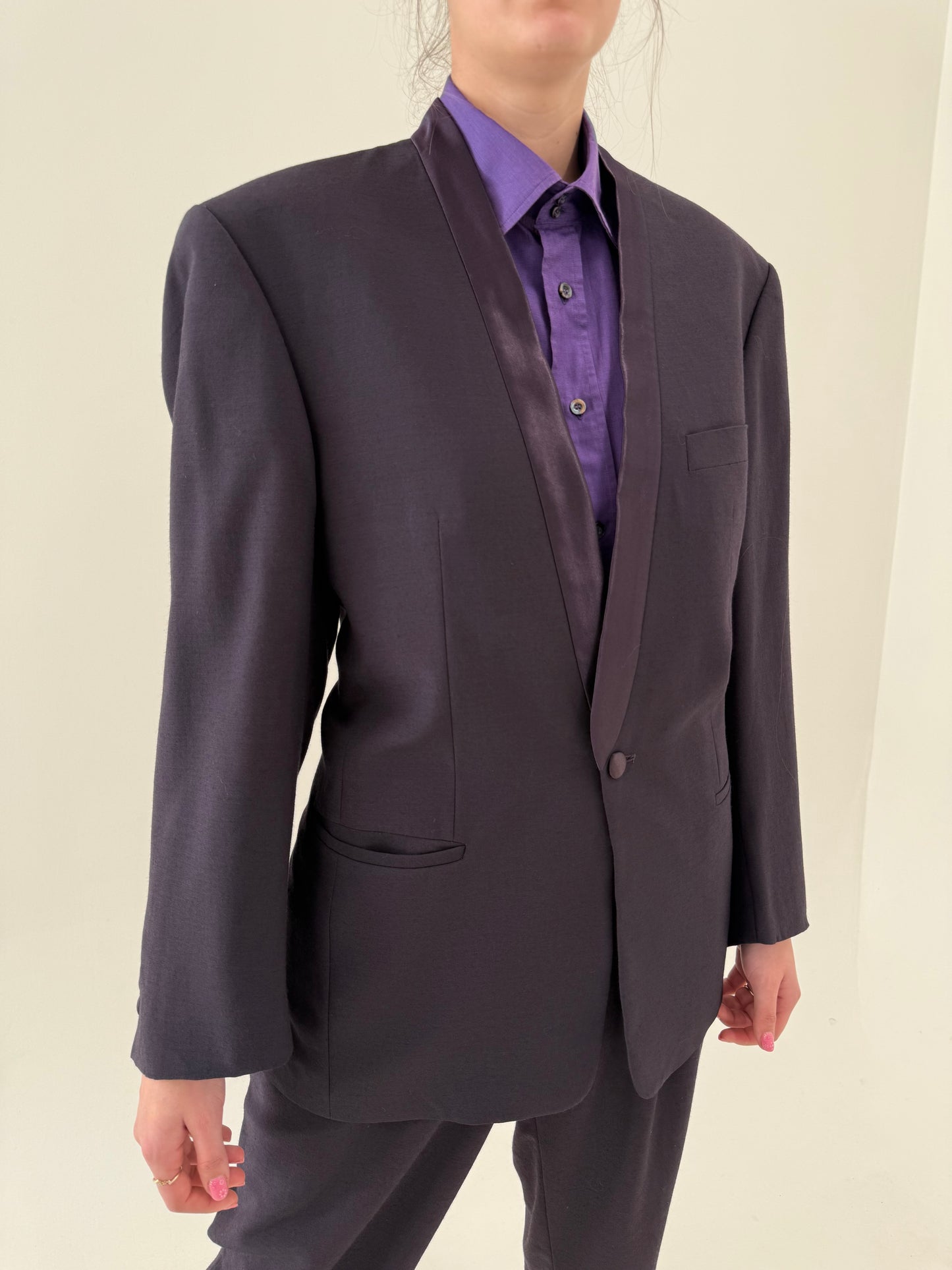 Costum vintage tip smoking aubergine cu revere satinate de la zi la seară