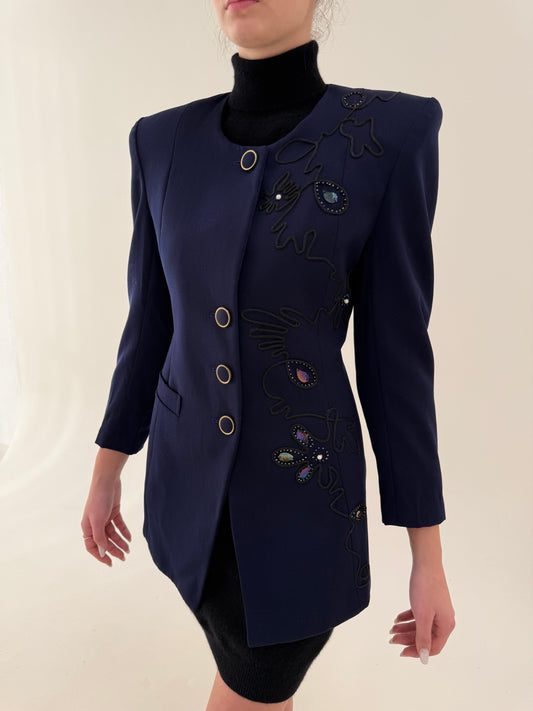 Sacou lung cambrat cu aplicații manuale în croi minimalist de la zi la seară