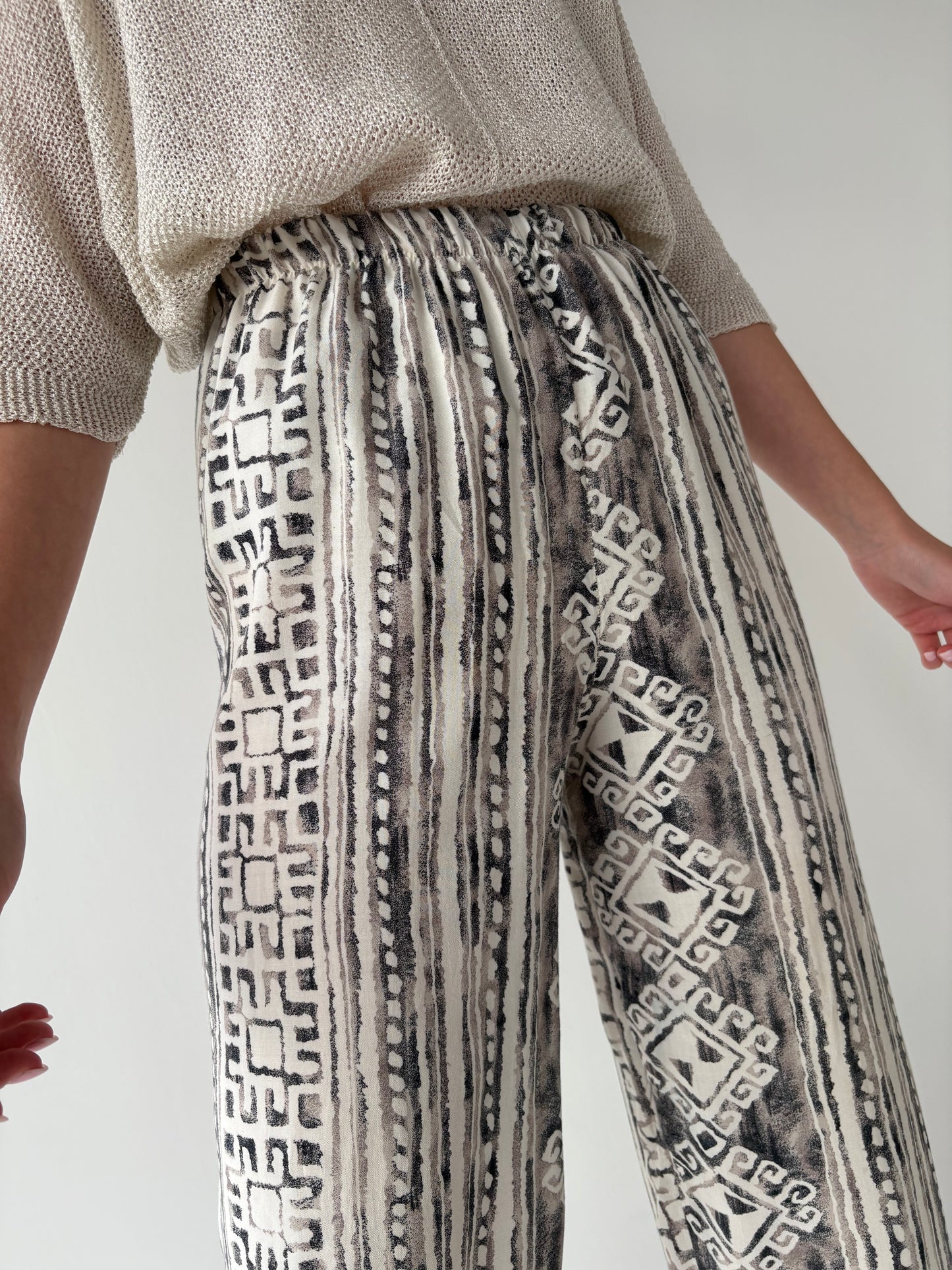 Pantaloni vintage petite în culori neutre cu talie ultra înaltă elastică