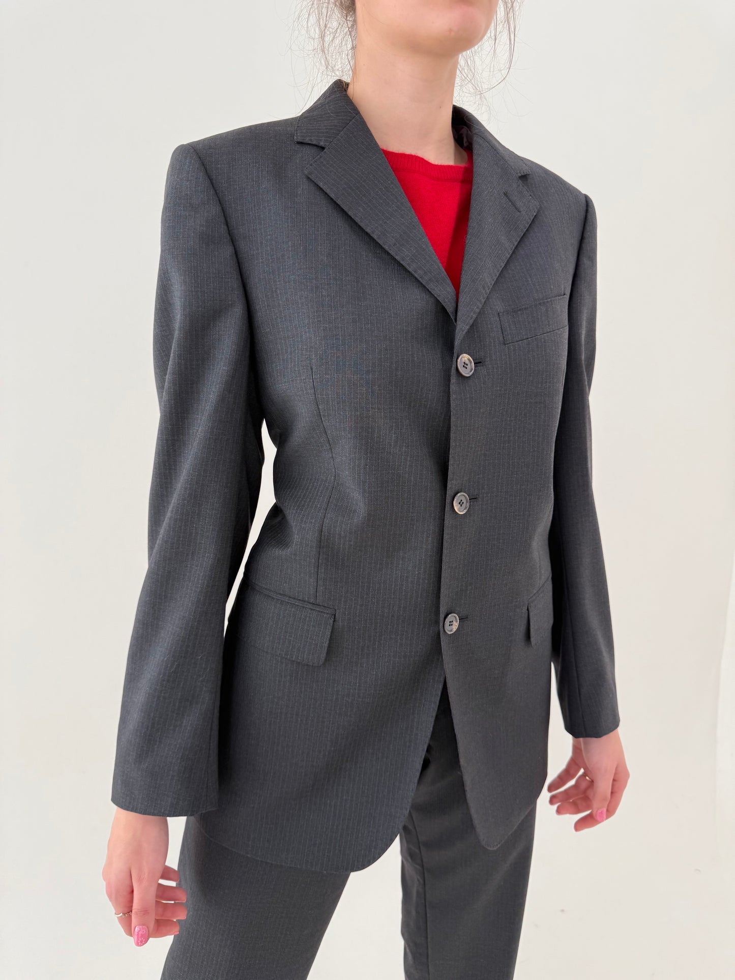 Costum italian cu dungi fine baby blue din lana subțire extrafina în croi actual