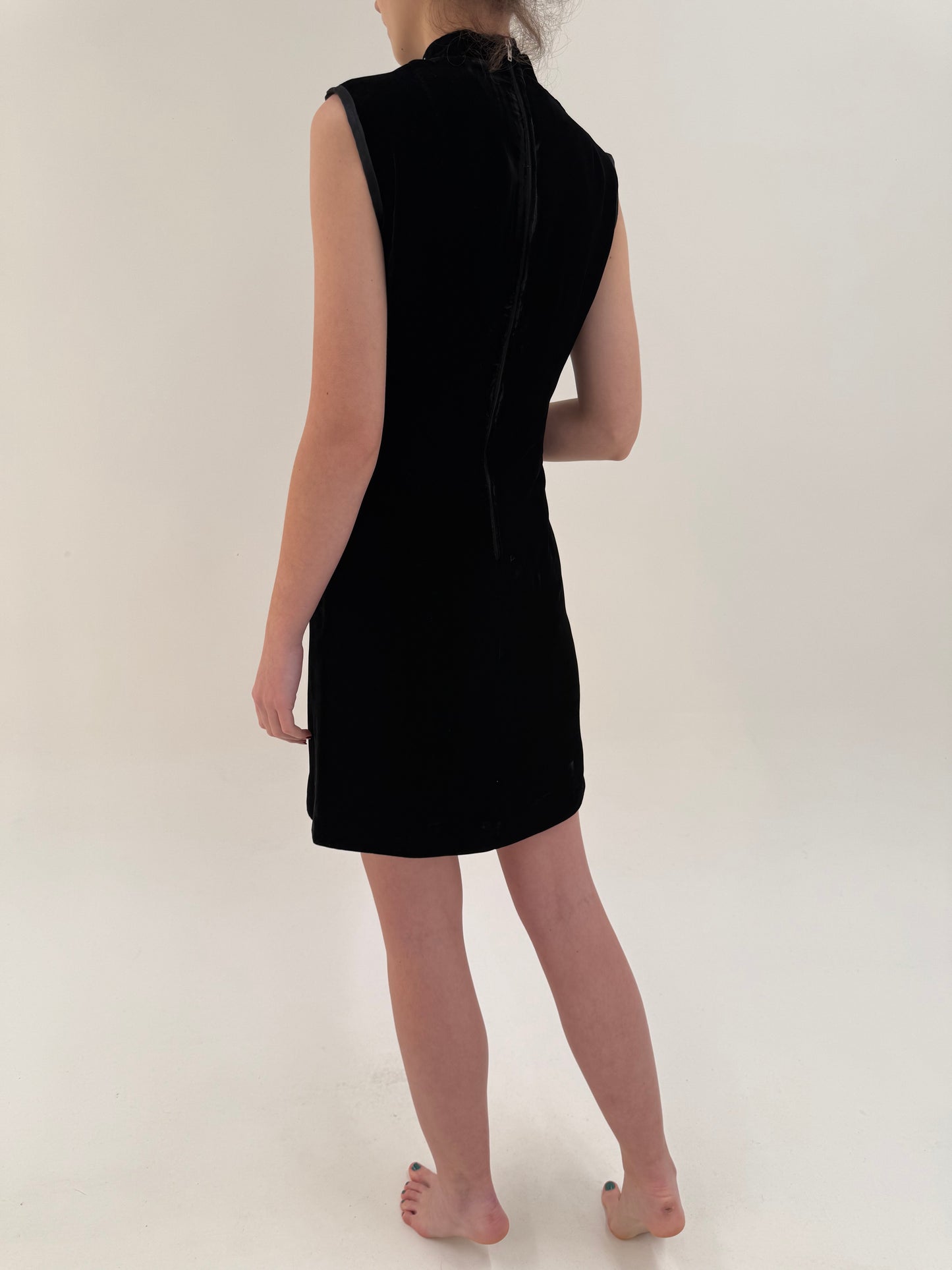 LBD vintage în croi minimalist din catifea premium