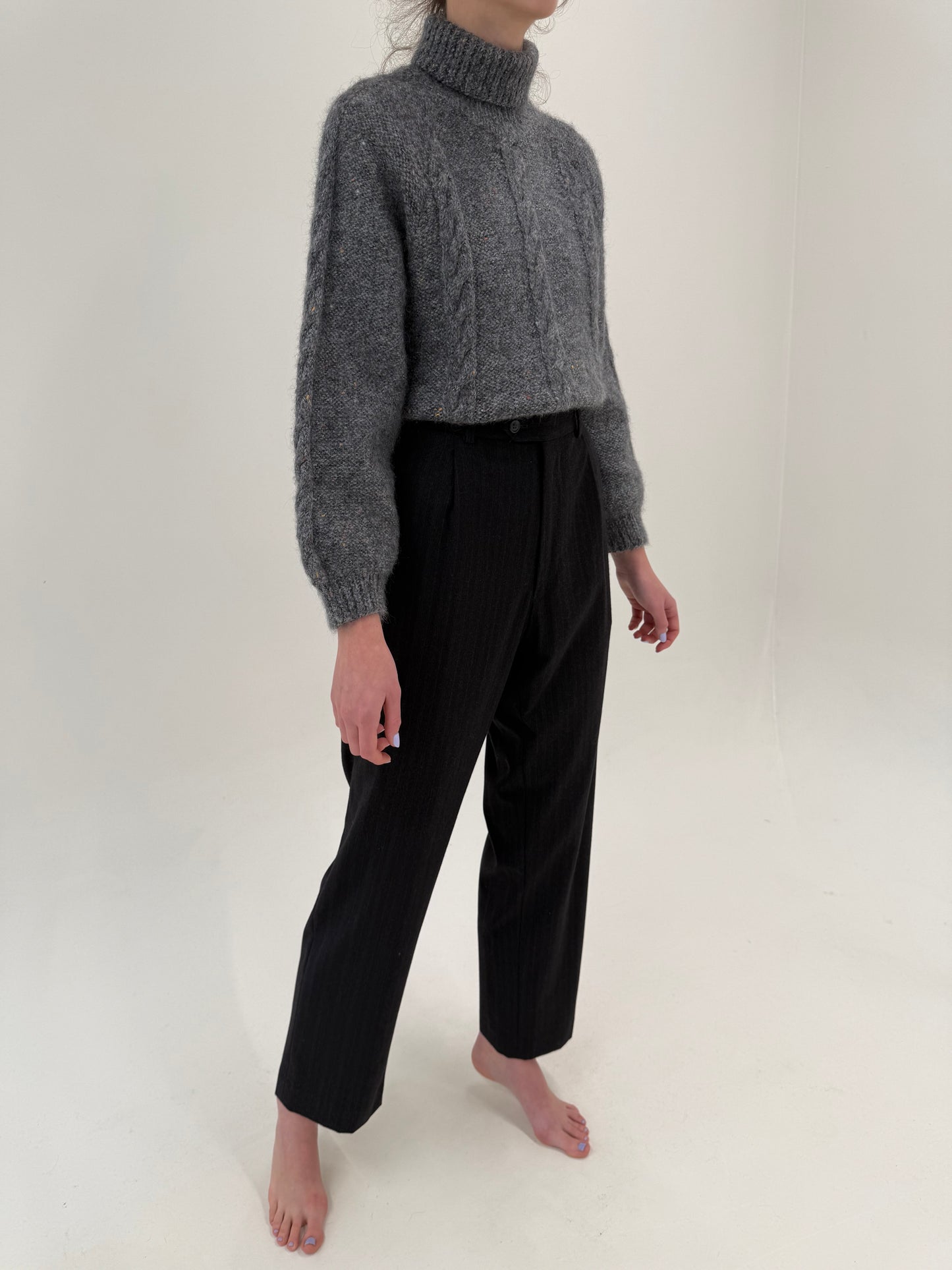 Pantaloni din lana extrafina cu dungi fine verticale dark red si pense