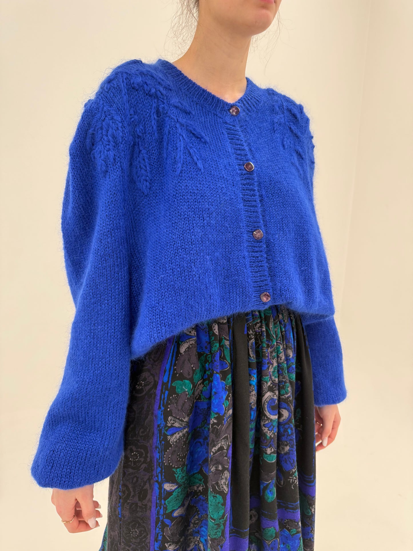 Cardigan din mohair albastru regal cu broderie manuală 3D pe umeri