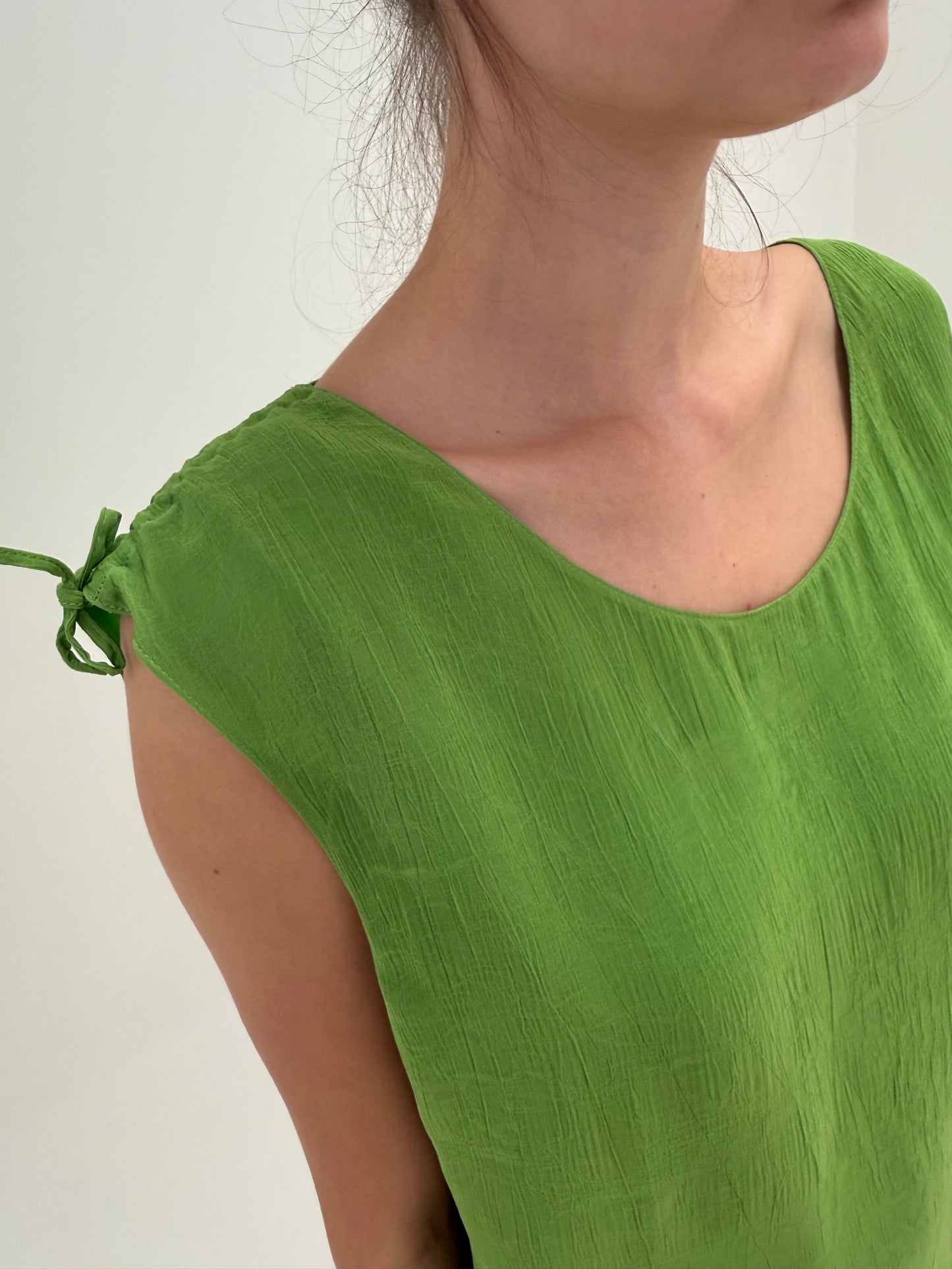 Top verde crud italian reglabil la umeri din creppe de vâscoza