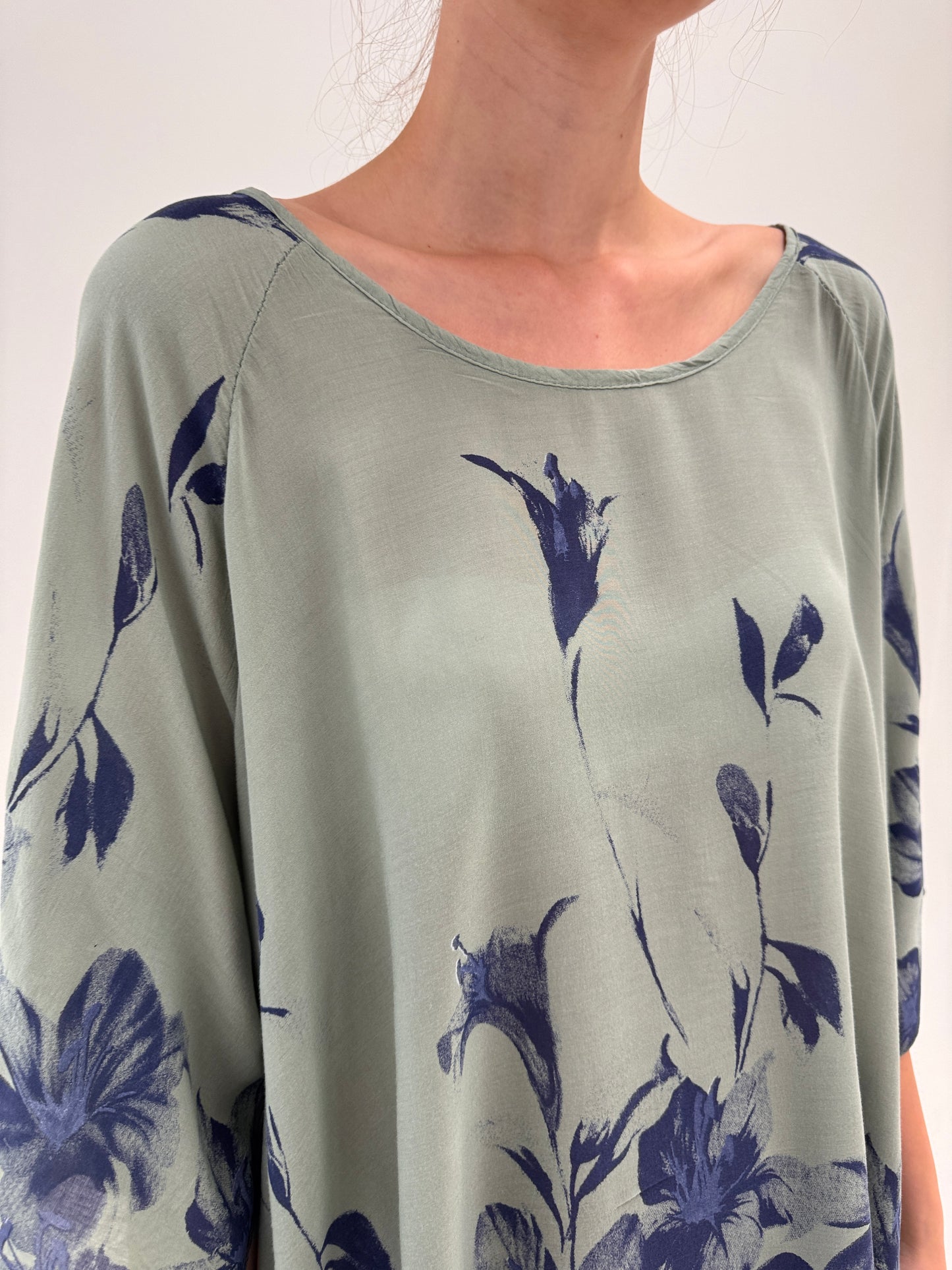Tunica superbă Sage green cu print delicat Navy superb super vaporoasă