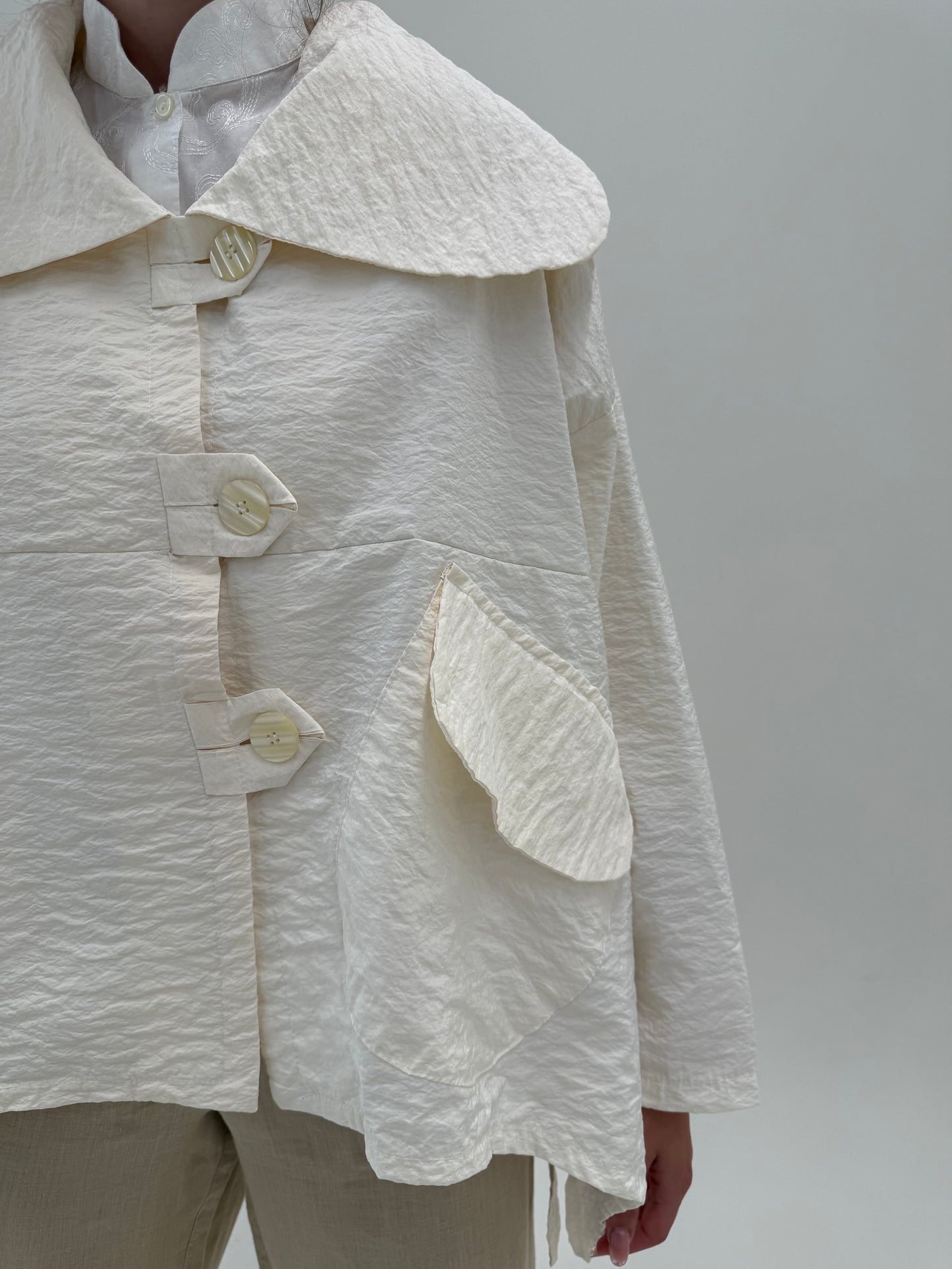 Jacheta scurtă butter white cu guler supradimensionat impermeabilă