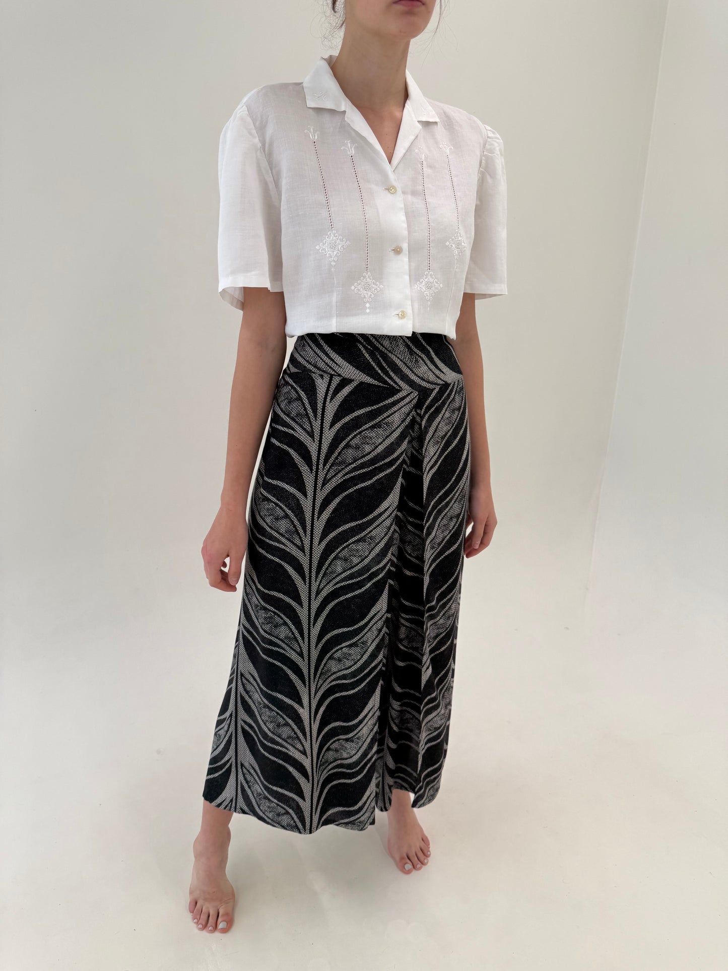 Pantaloni negri palazzo cu print organic stilizat