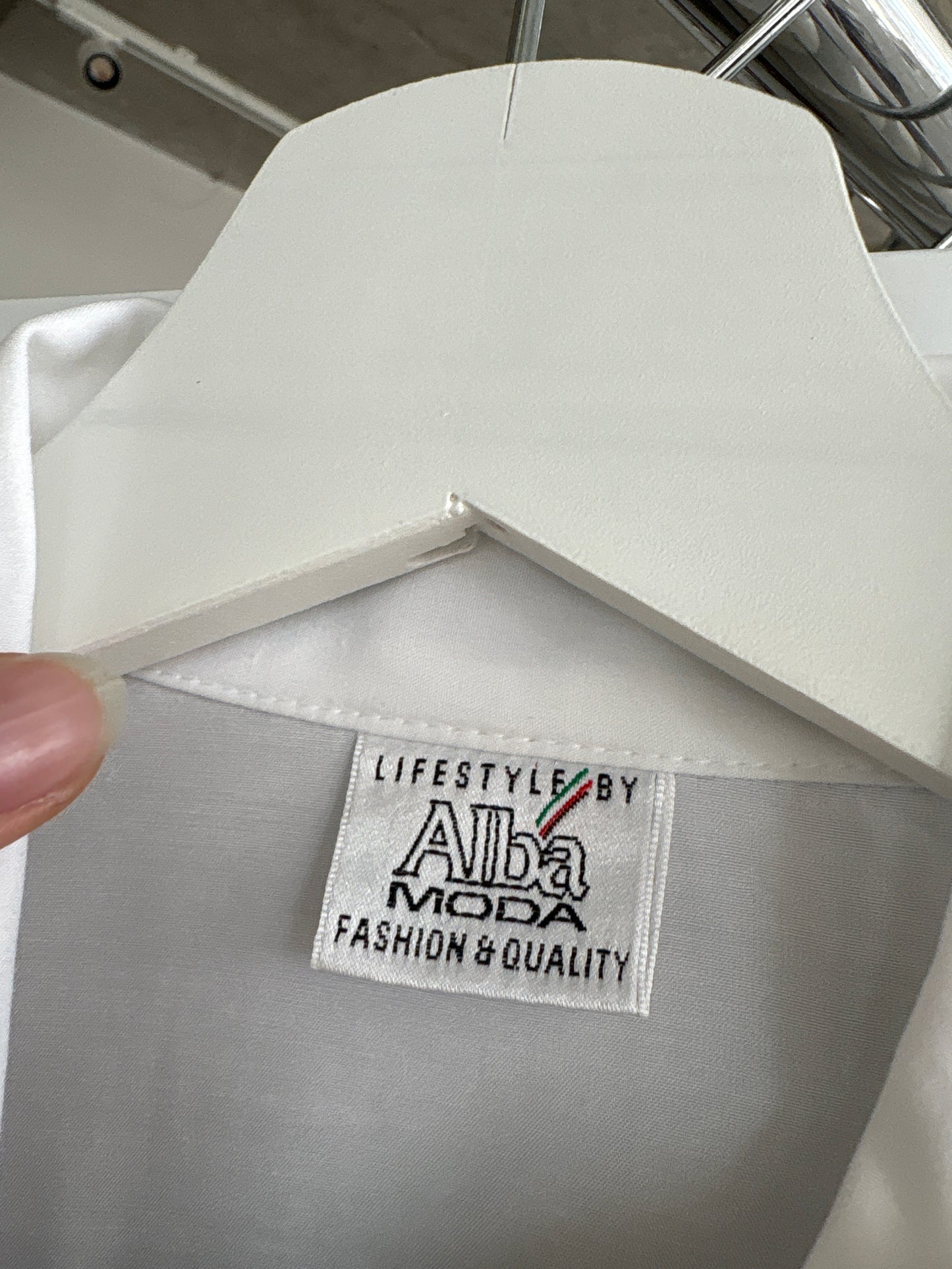 Cămașa vintage cu jabou bogat și aplicații manuale