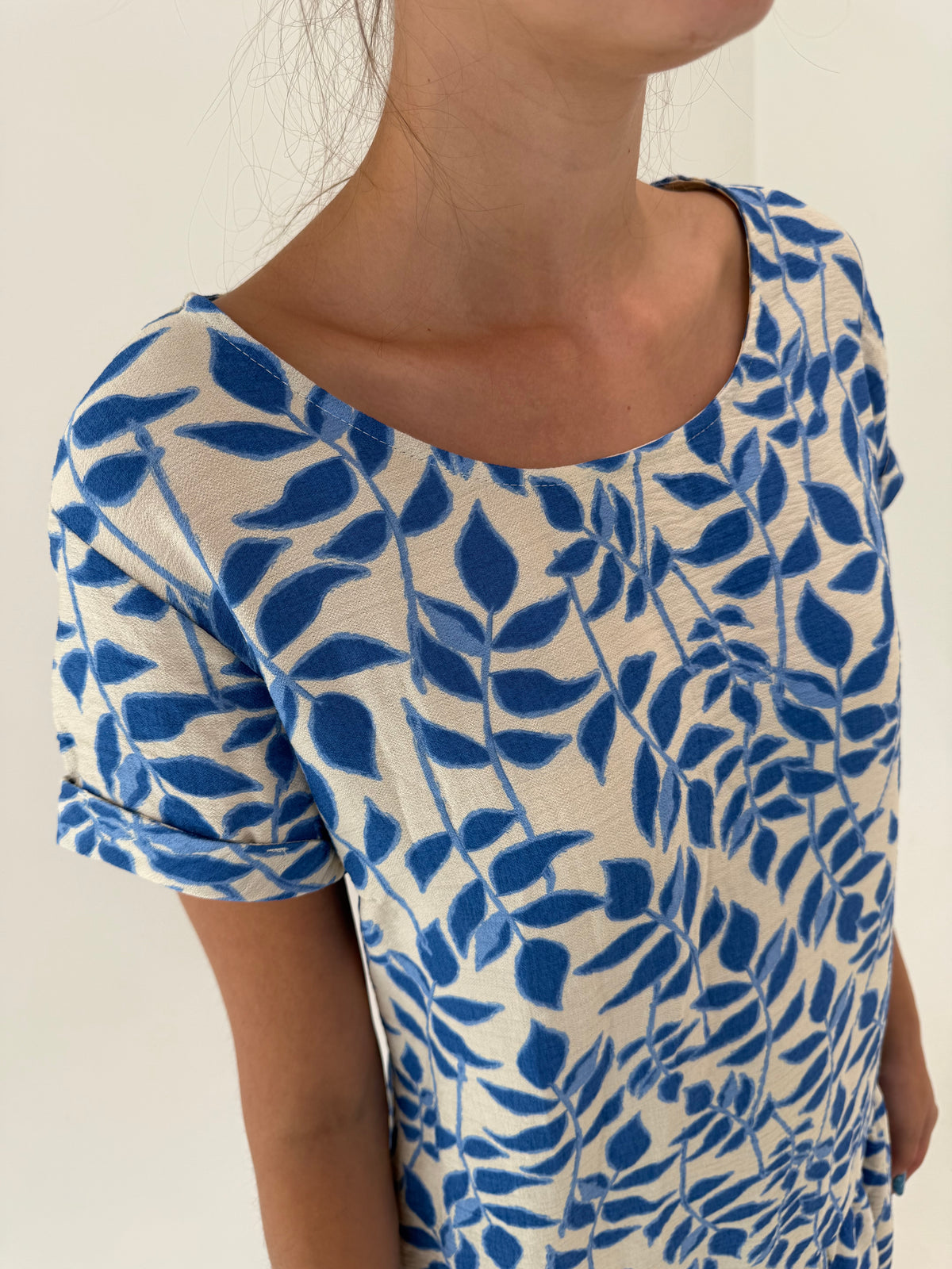Rochie din pânză cu print albastru regal și talie căzută în croi lejer