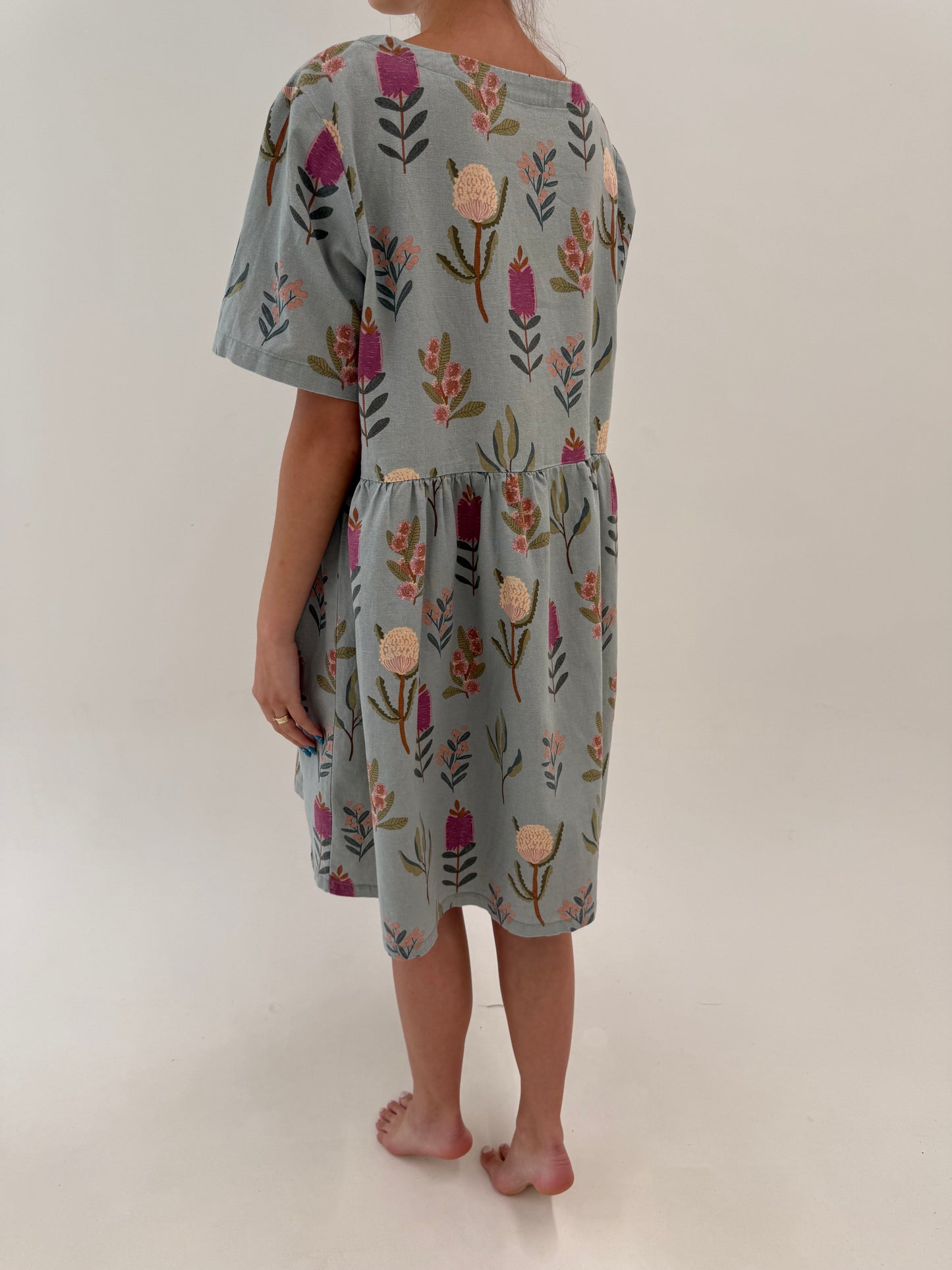 Rochie dusty Blue din pânză premium de in cu print floral și buzunare în croi lejer