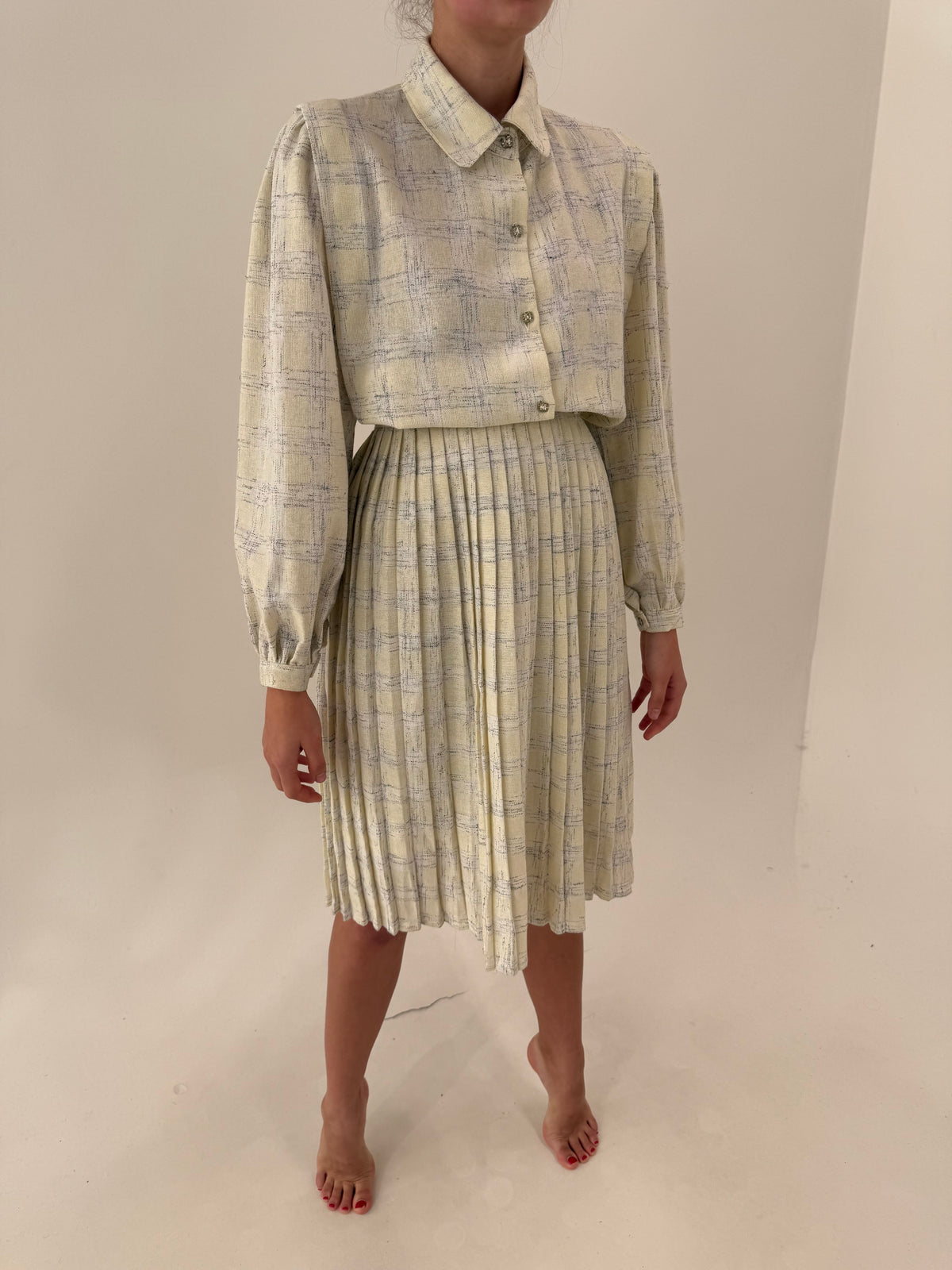 Deux piece din lana extrafina cu fustă plisată midi și cămașă în croi retro modern