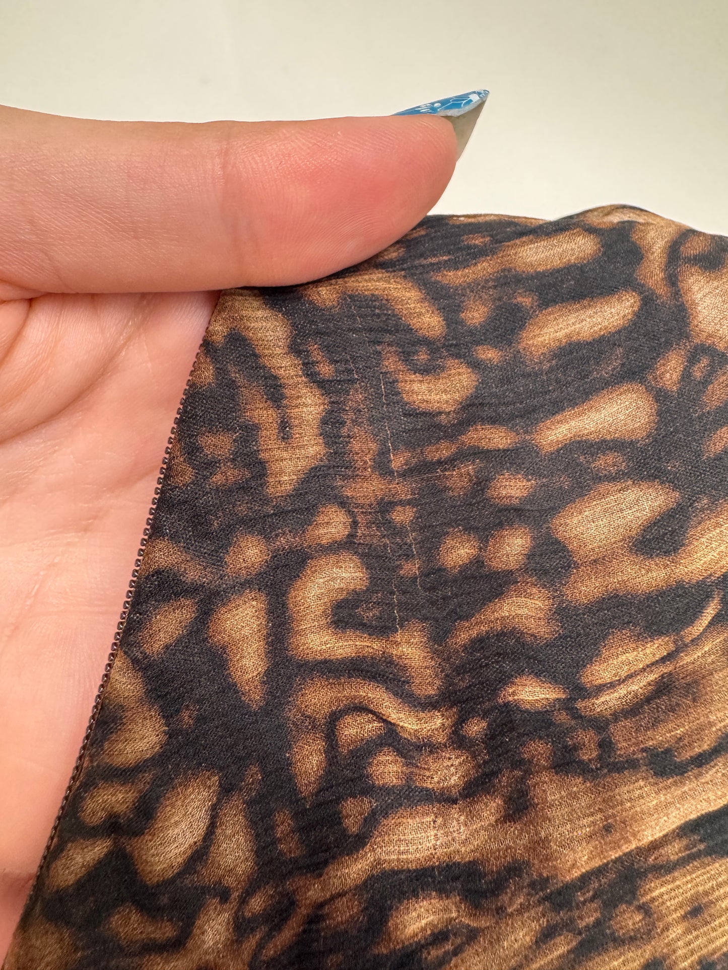 Rochie animal print din mătase naturală cu decupaj la spate în croi de ani 50 reinterpretat