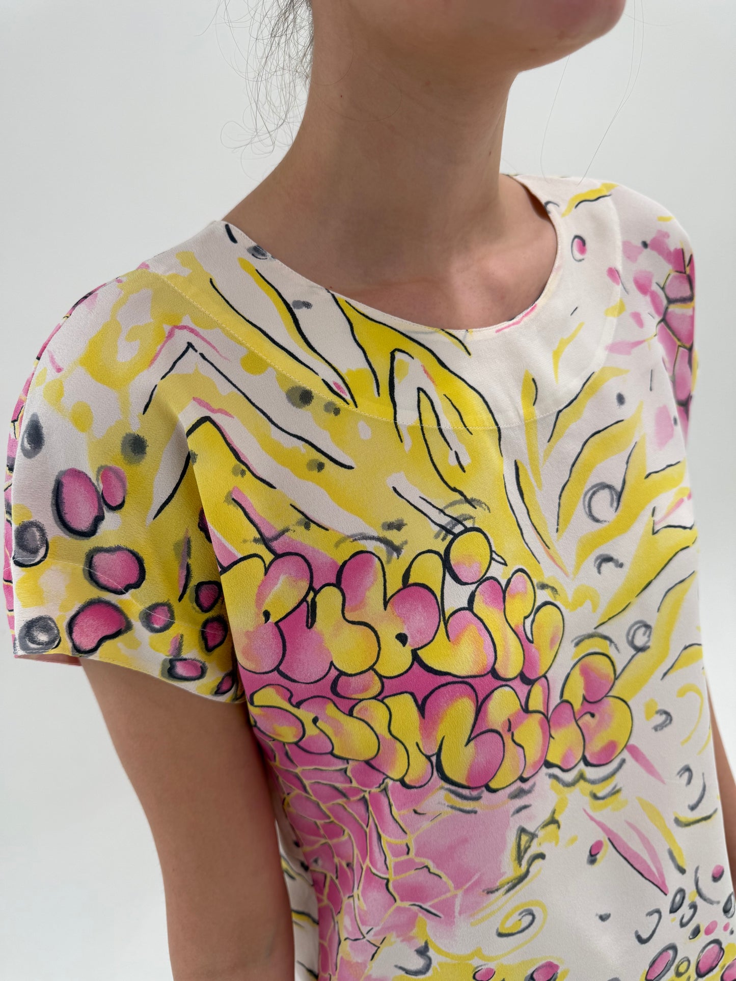 Top Escada din mătase naturală cu print în culori superbe și croi minimalist