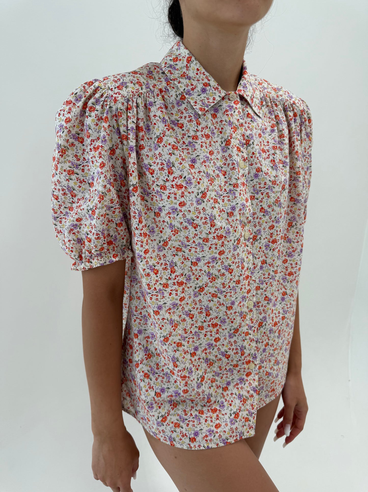 Cămașa vintage din panzica de bumbac cu umeri bufanți și print floral delicat