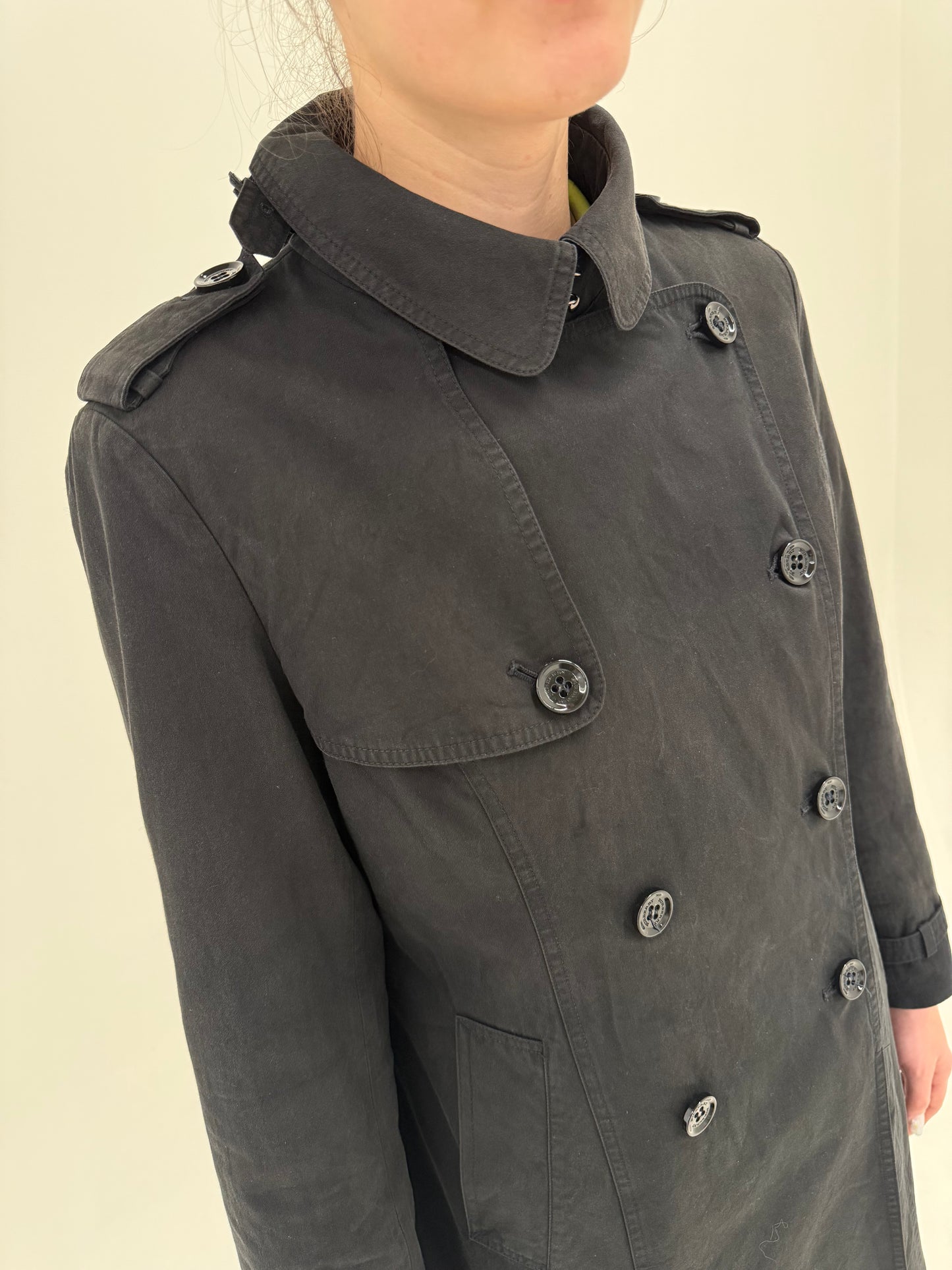 Trench Burberry negru din bumbac cu închidere dublă și interior de bumbac