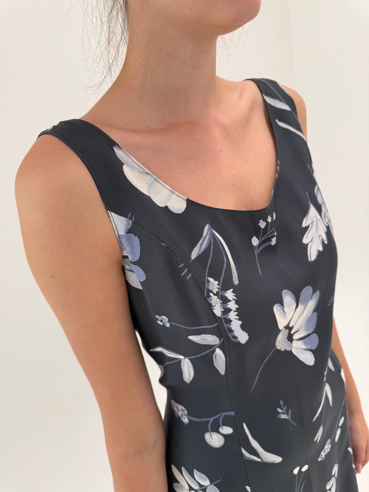 Rochie maxi steel gray super vaporoasă cu print floral delicat