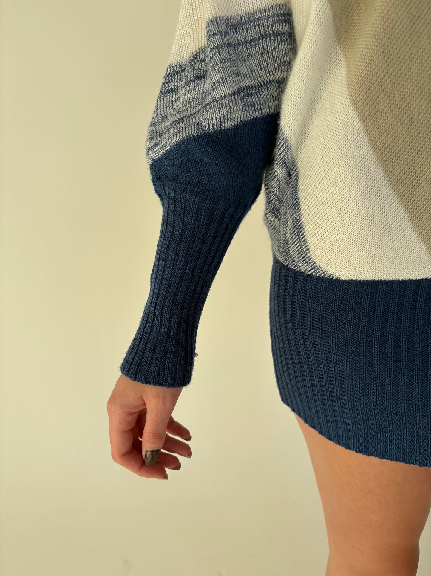 Pulover cu manșete ultra înalte și mânecă fluture în combinație clasică