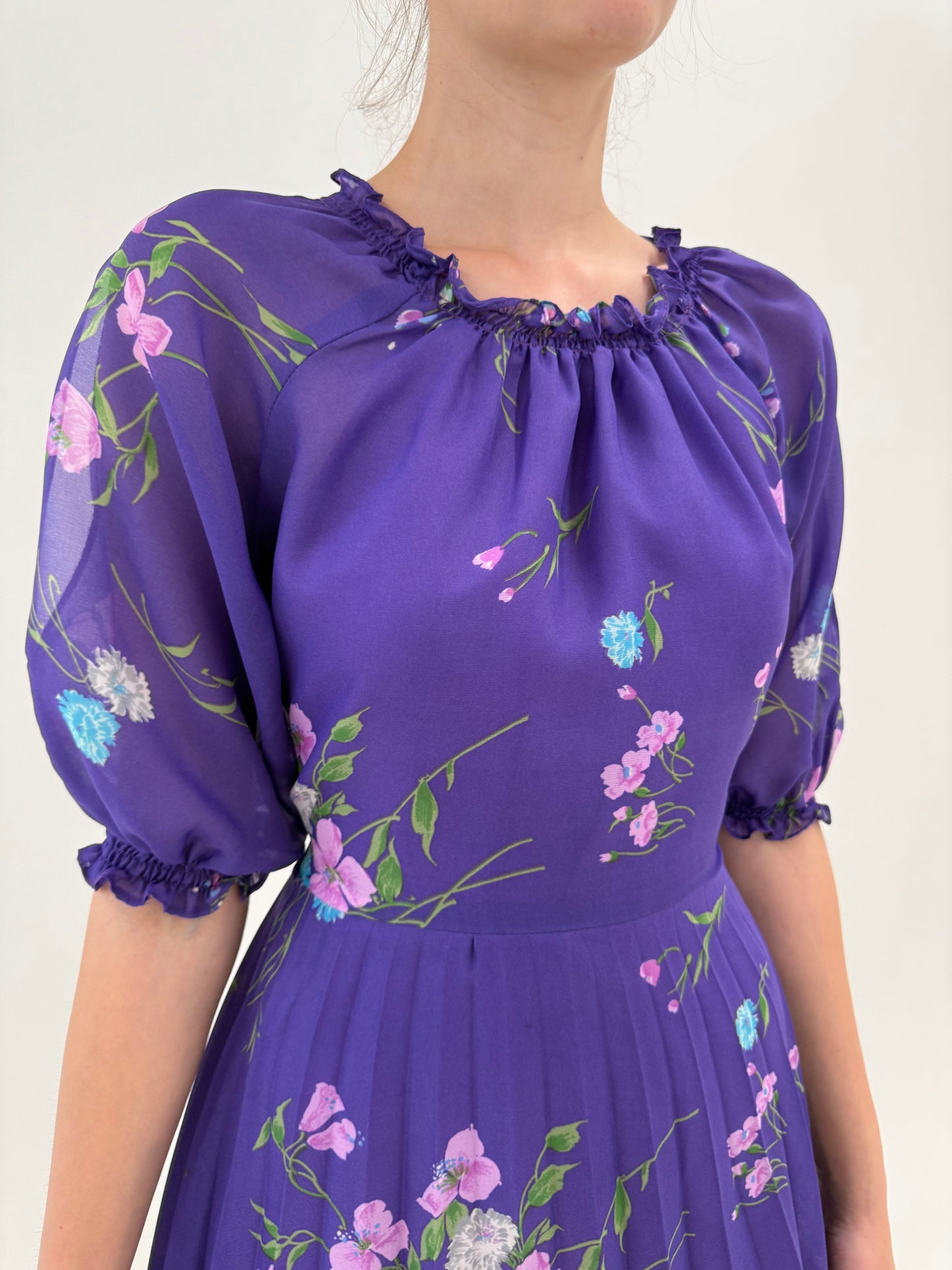 Rochie vintage electric lavender cu print floral delicat și fusta plisată