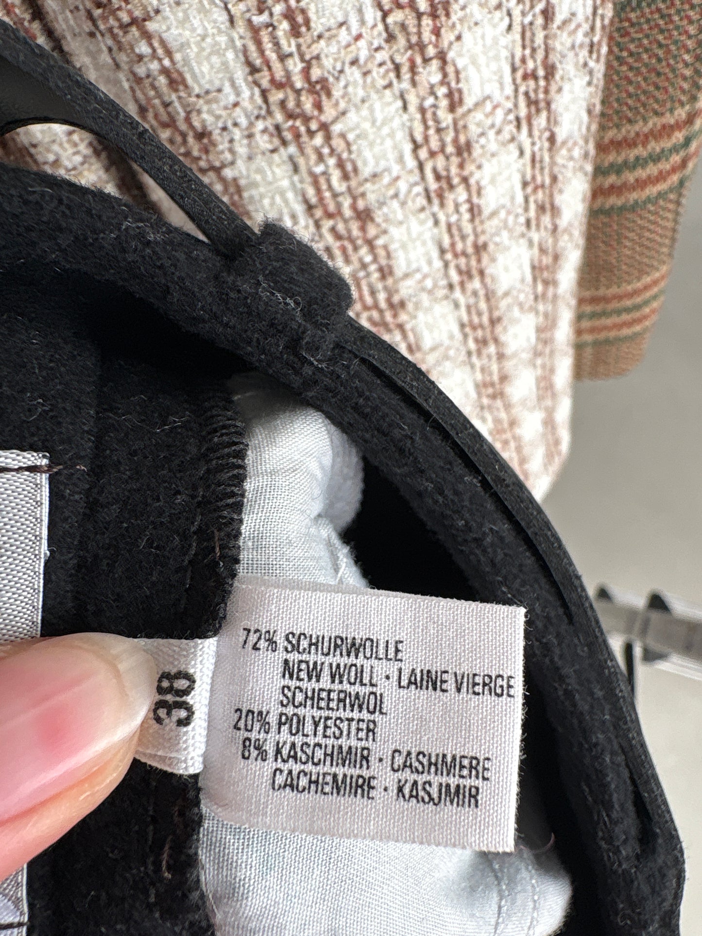 Pantaloni negri cu centură proprie și pense din lana și cașmir