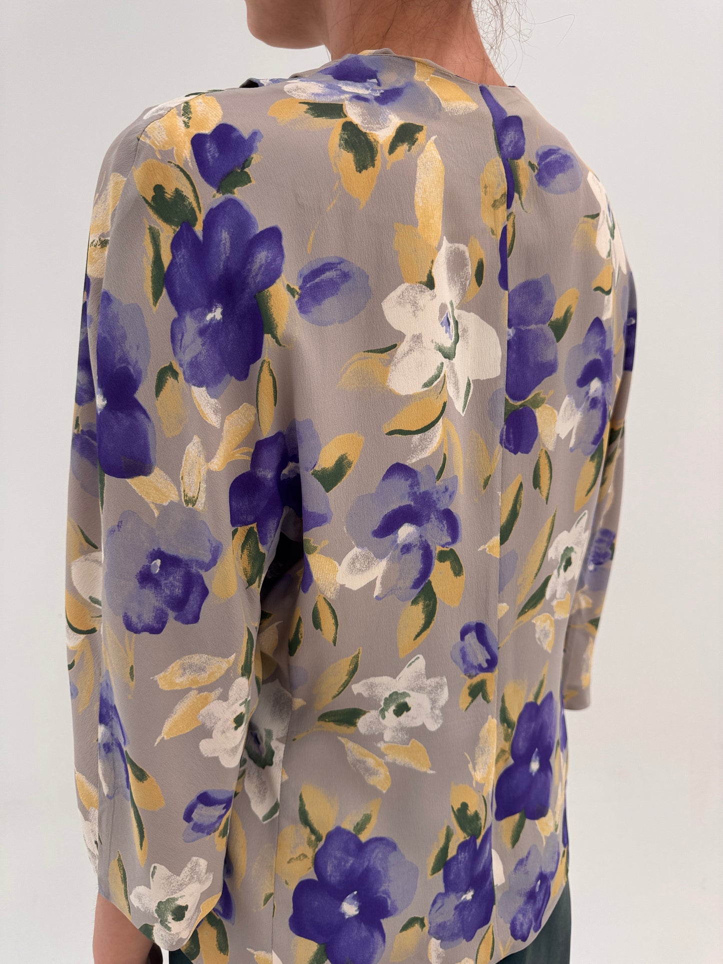 Sacou cambrat warm gray din mătase naturală cu print floral superb