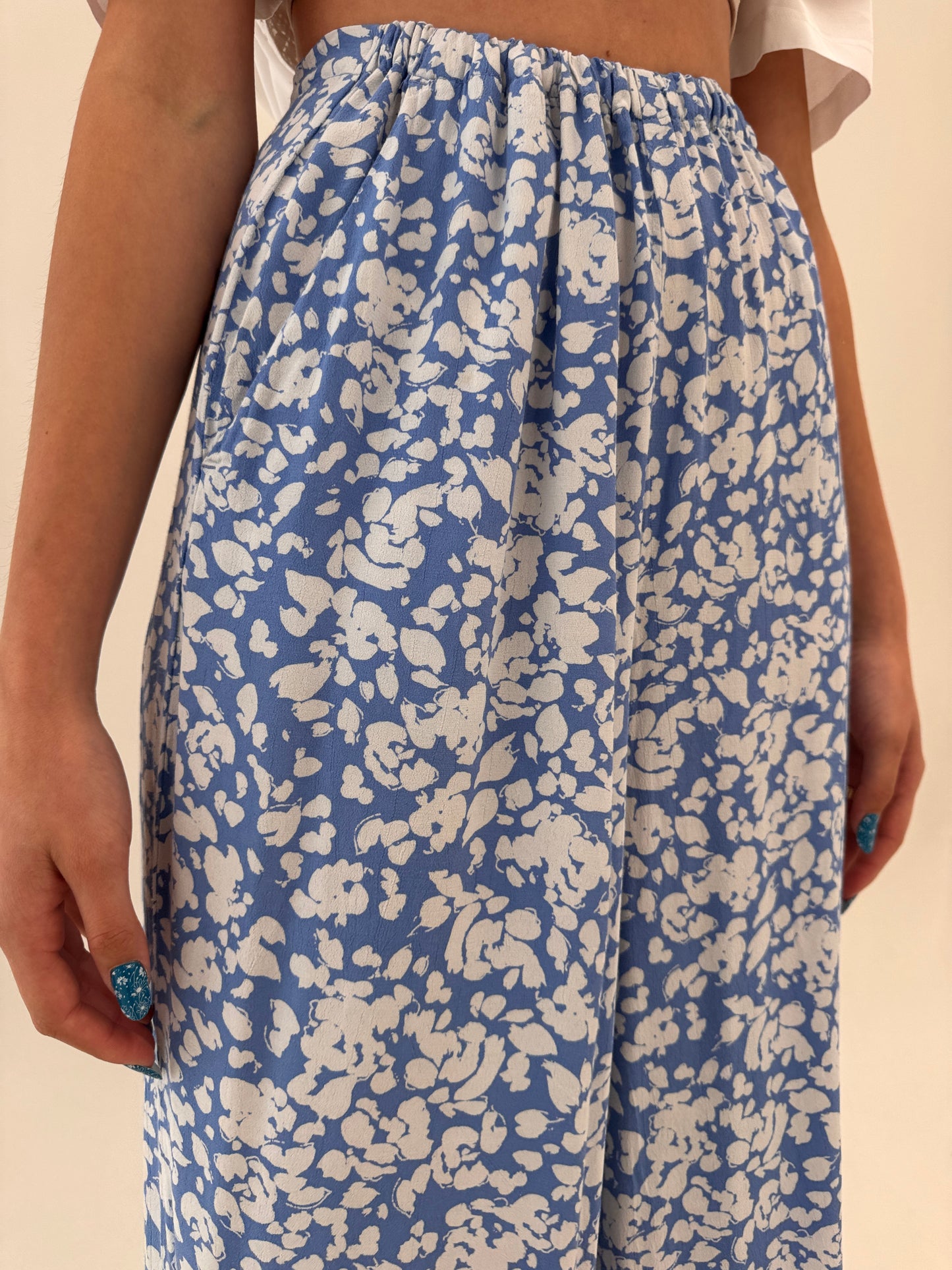 Pantaloni palazzo tall vaporoși baby blue cu print alb și talie ultra înaltă