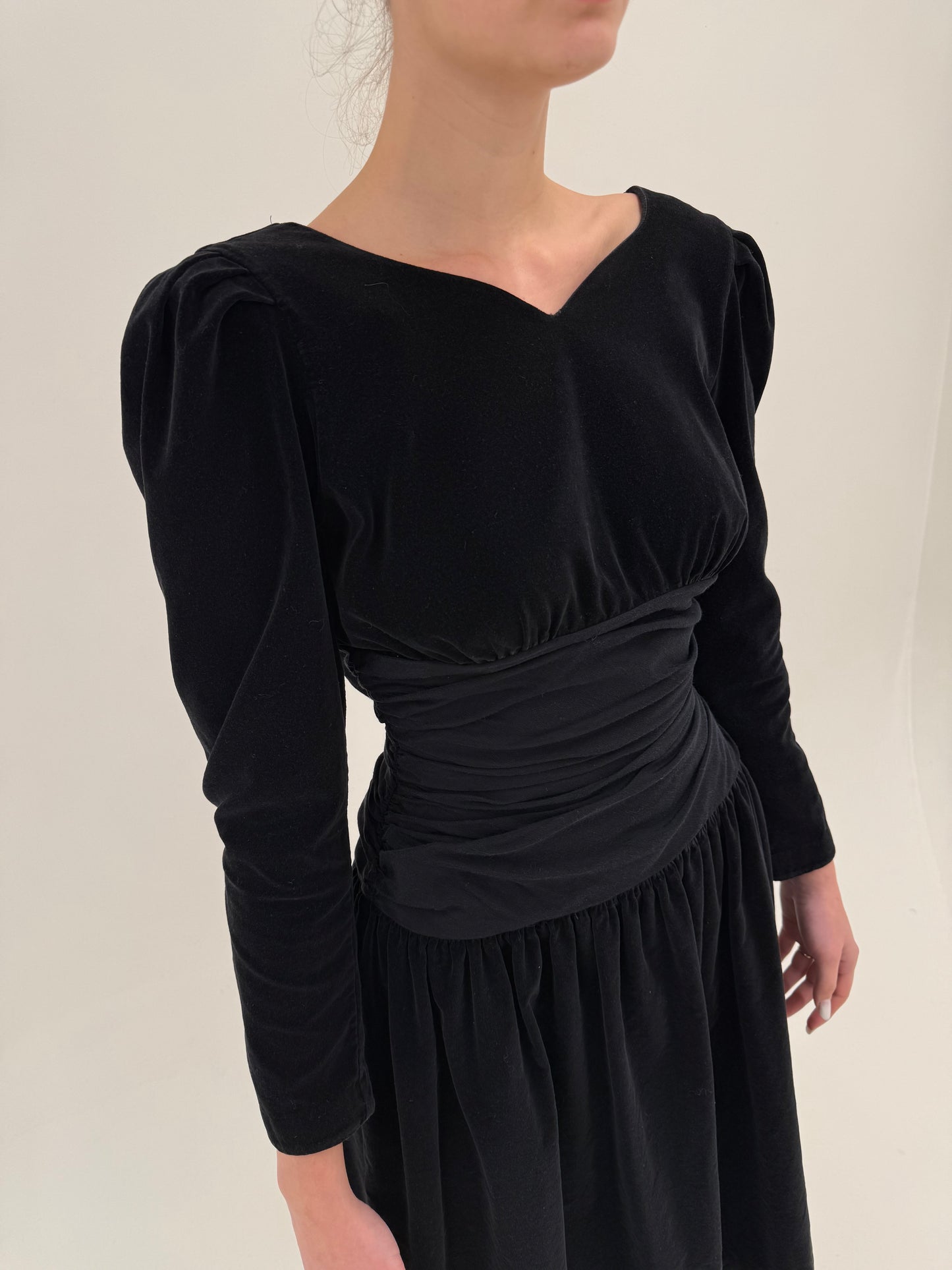 LBD vintage din catifea cu talie uktra marcată și fundă la spate cu decupaj