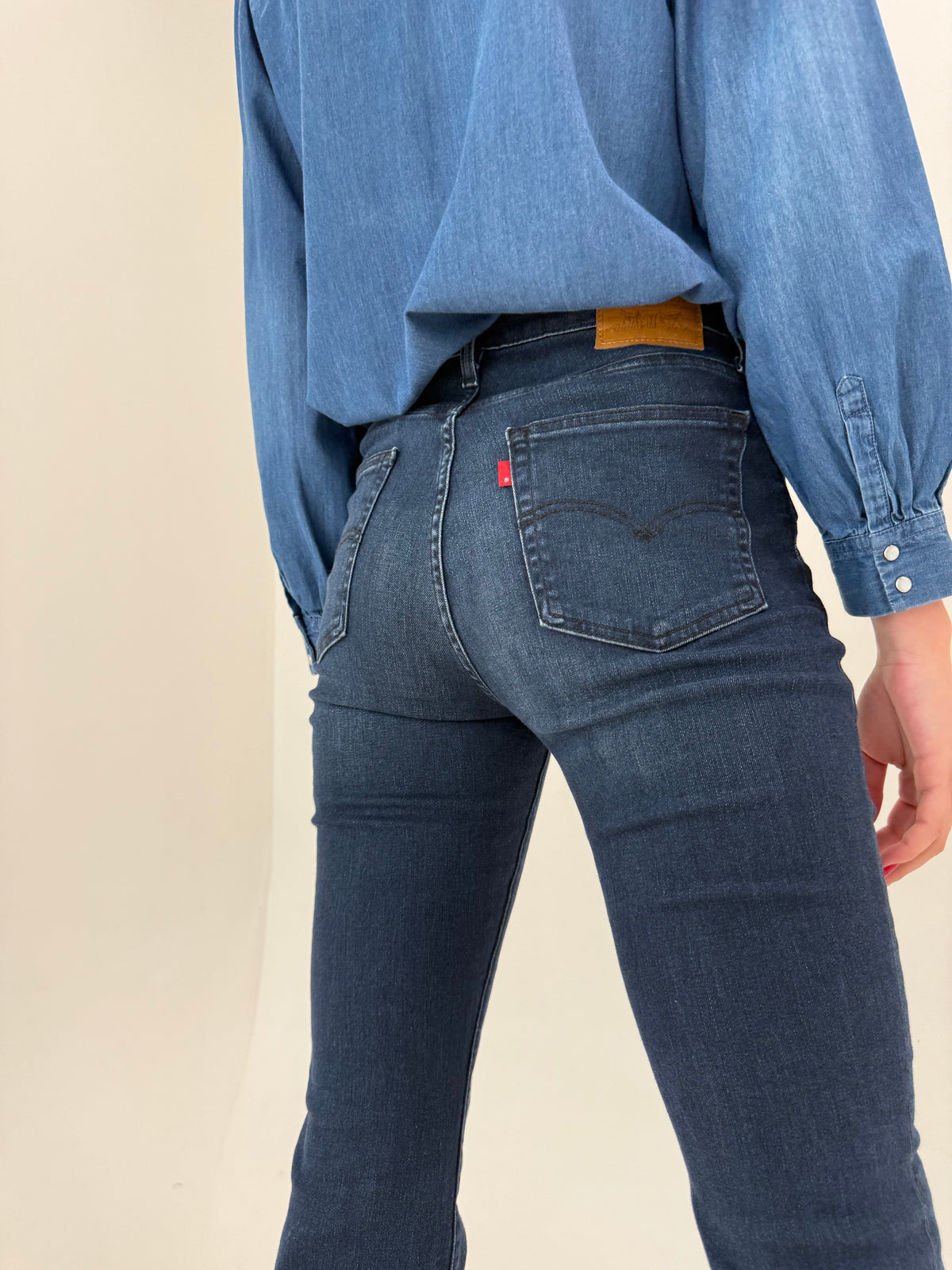 Jeans Levi’s high rise bootcut dark wash tall modelatori din bumbac și lyocel